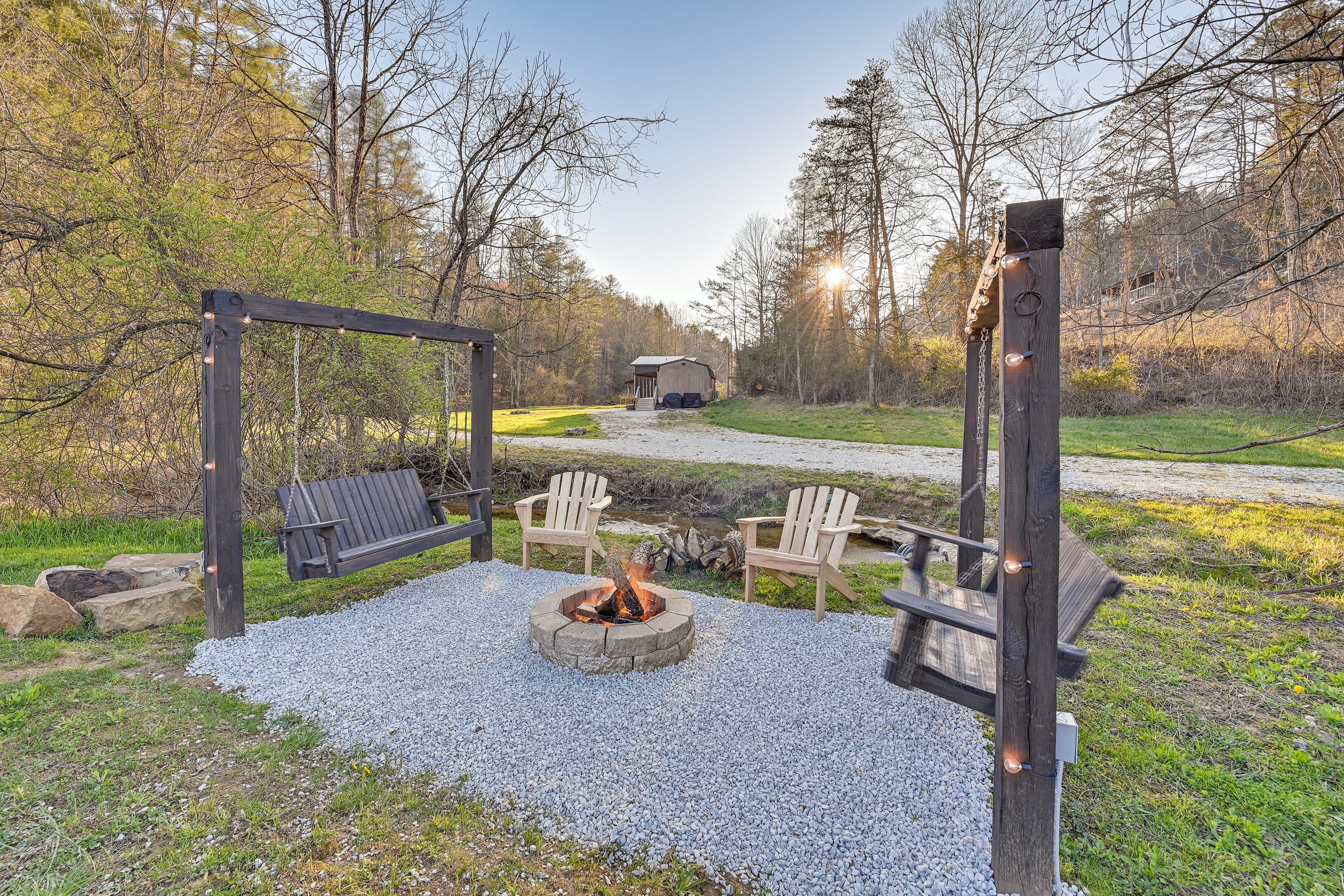 Campton Vacation Rental | 2BR | 1BA | 767 Sq Ft | 4 Steps Required