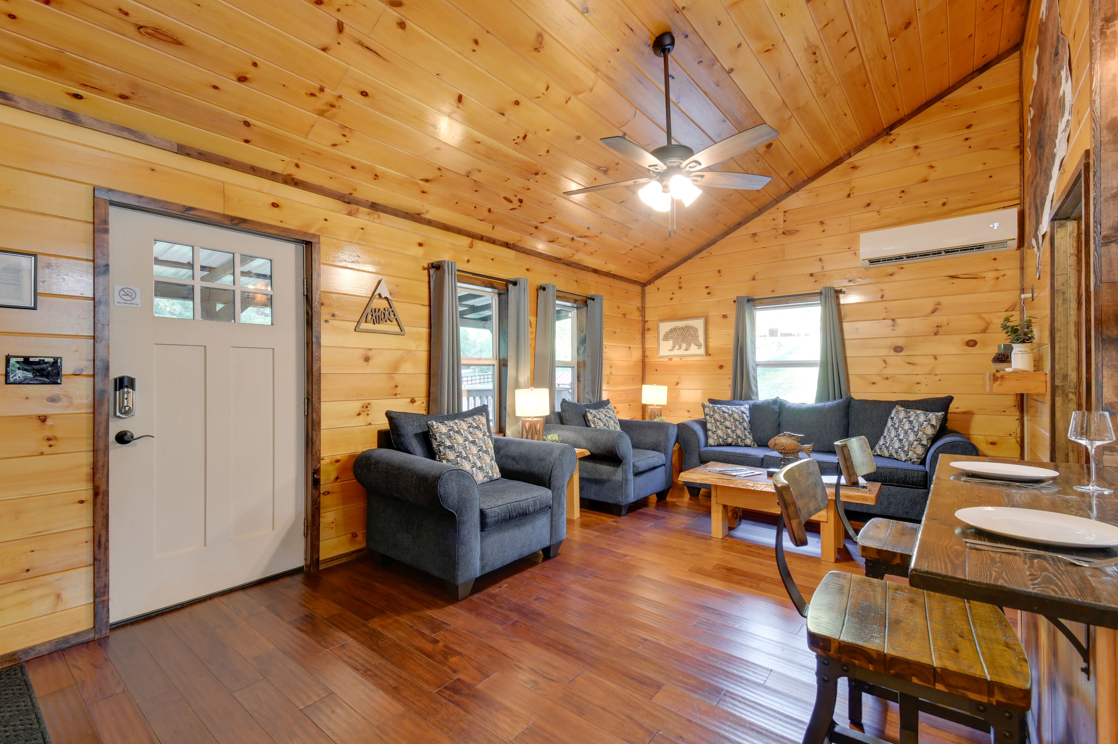 Living Room | Smart TV | Central Air Conditioning | Electric Fireplace