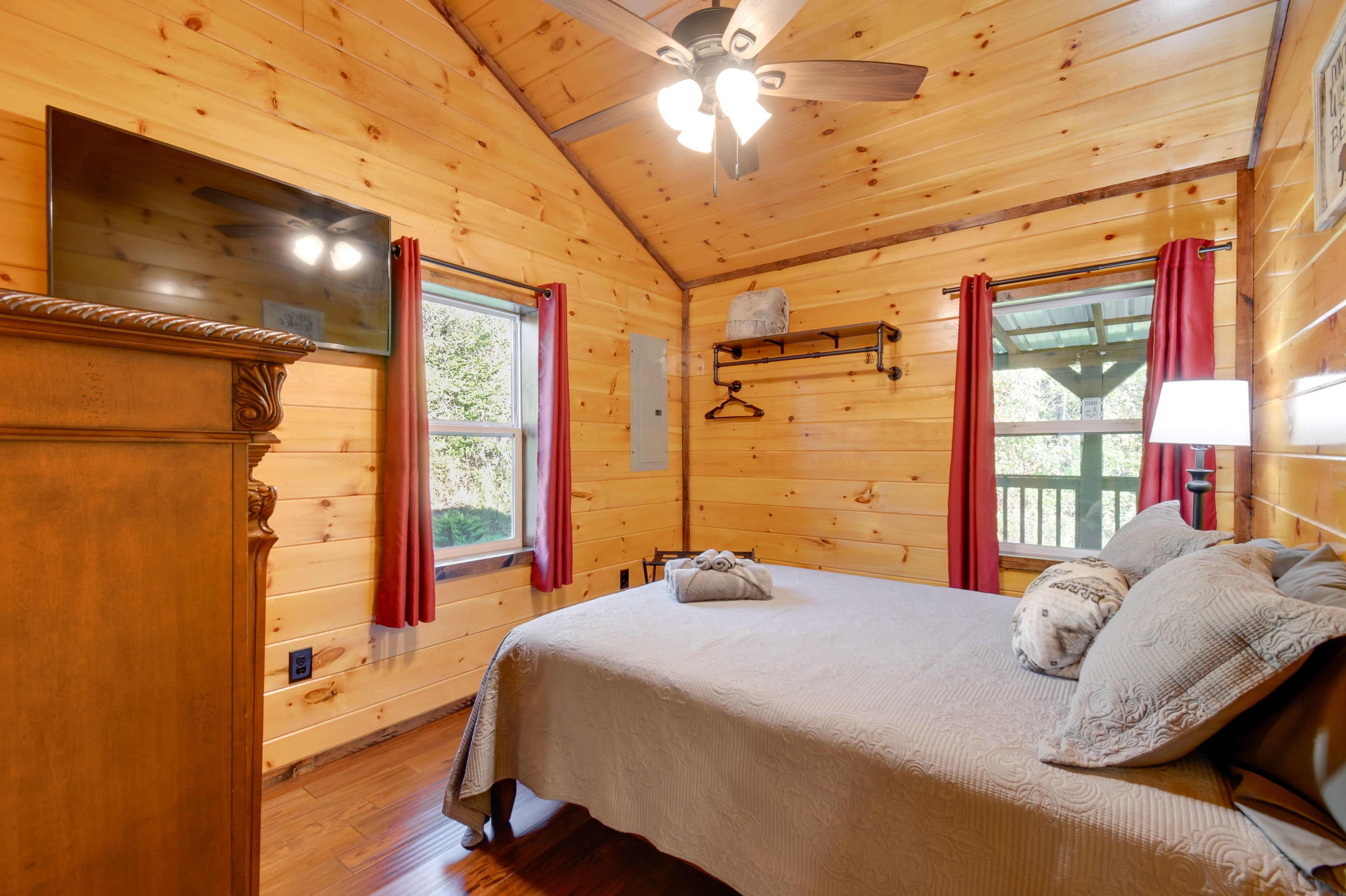 Bedroom 2 | Queen Bed | Smart TV