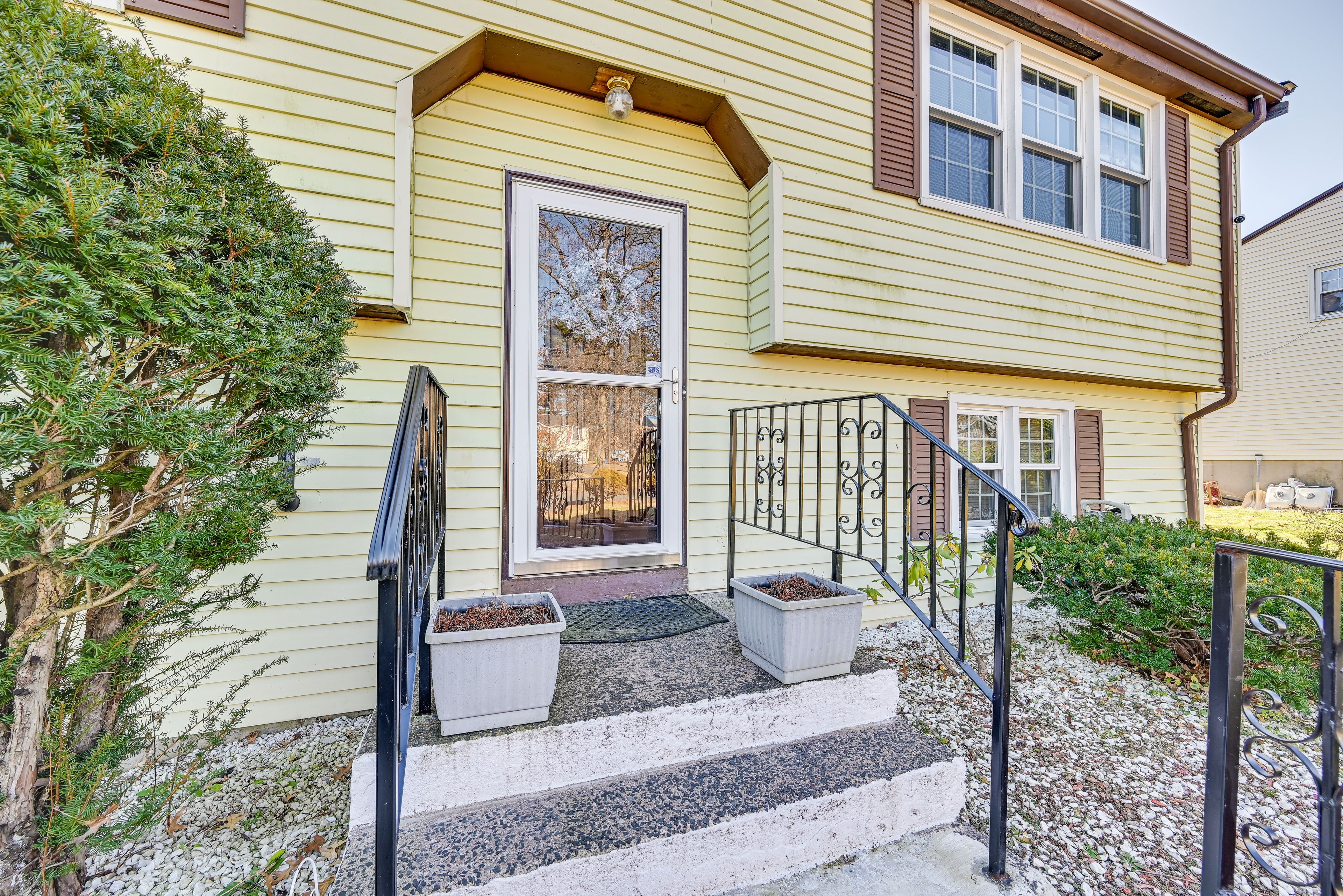 Home Entrance | Steps to Enter | Driveway (2 Vehicles)