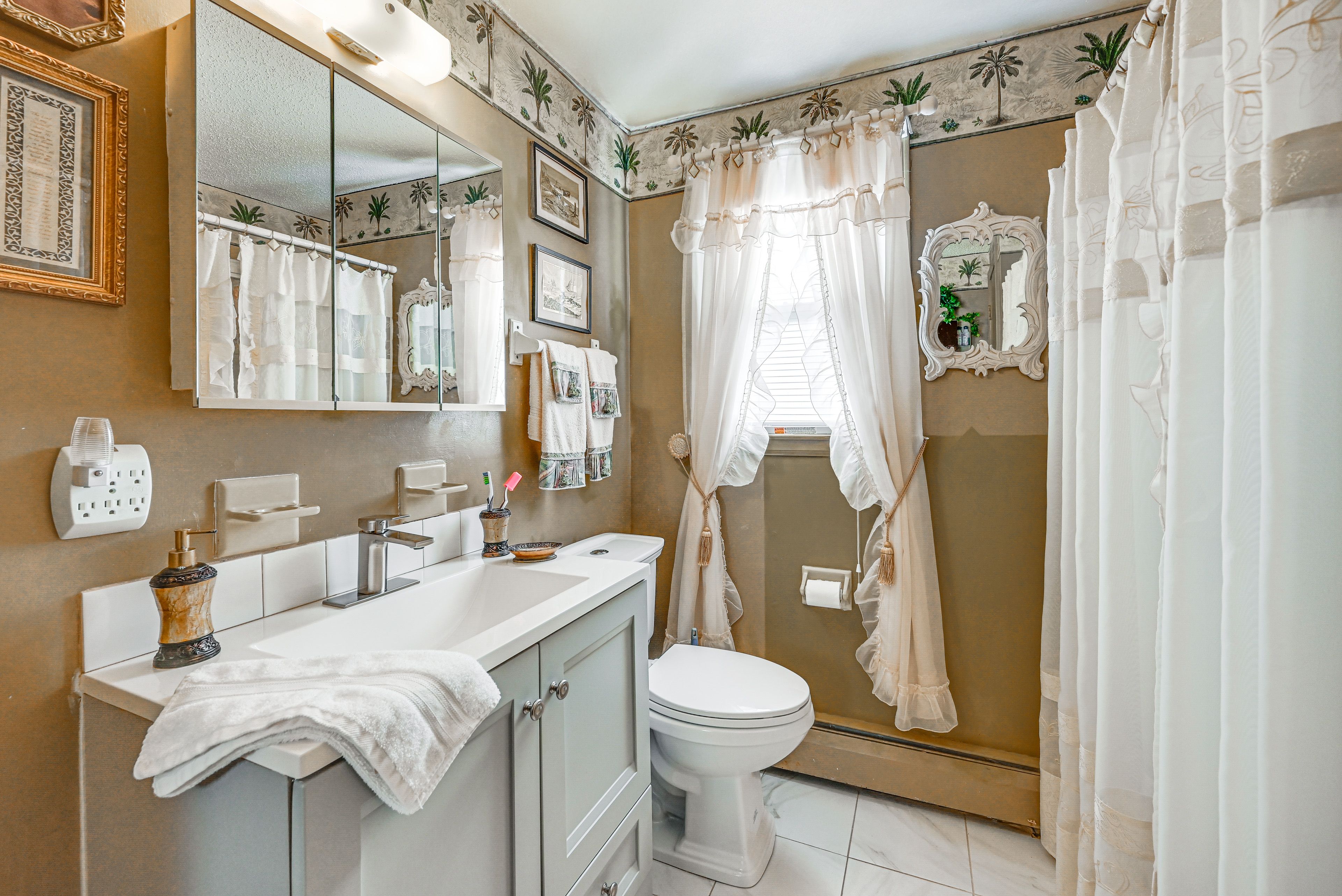 Full Bathroom | Top Level | Towels Provided