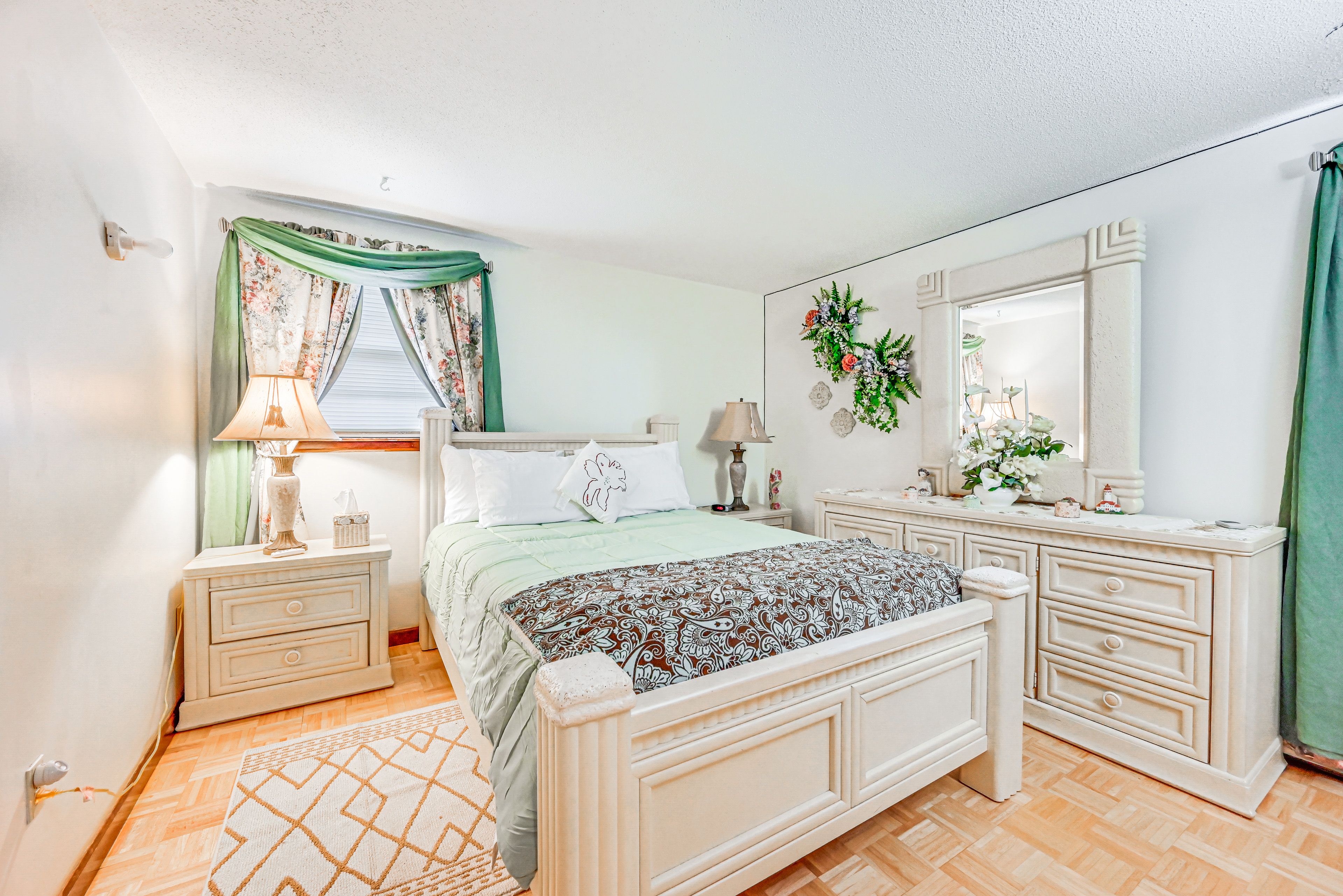 Bedroom 1 | Top Level | Queen Bed | Linens Provided | Smart TV