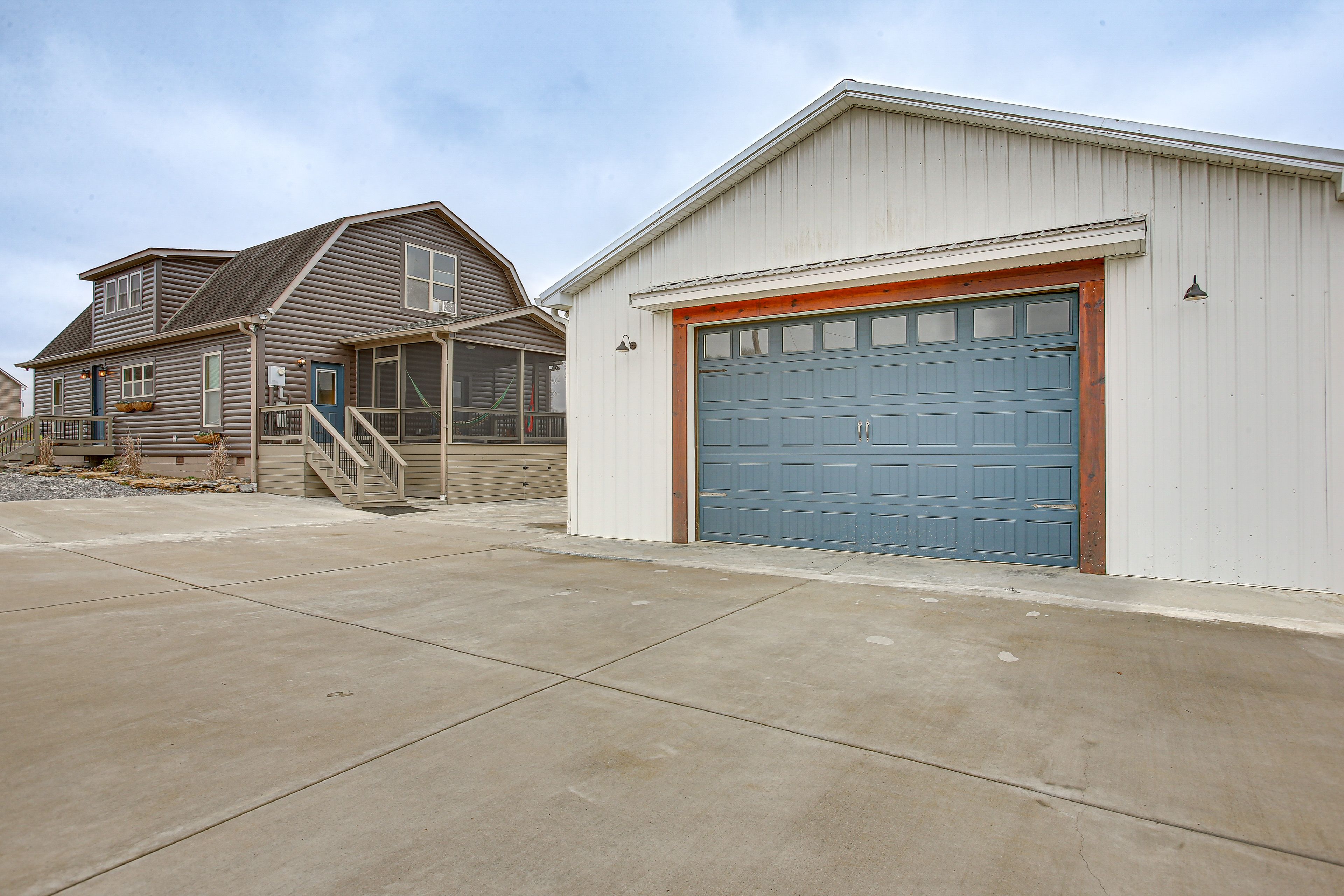 Parking | Driveway (6 Vehicles)