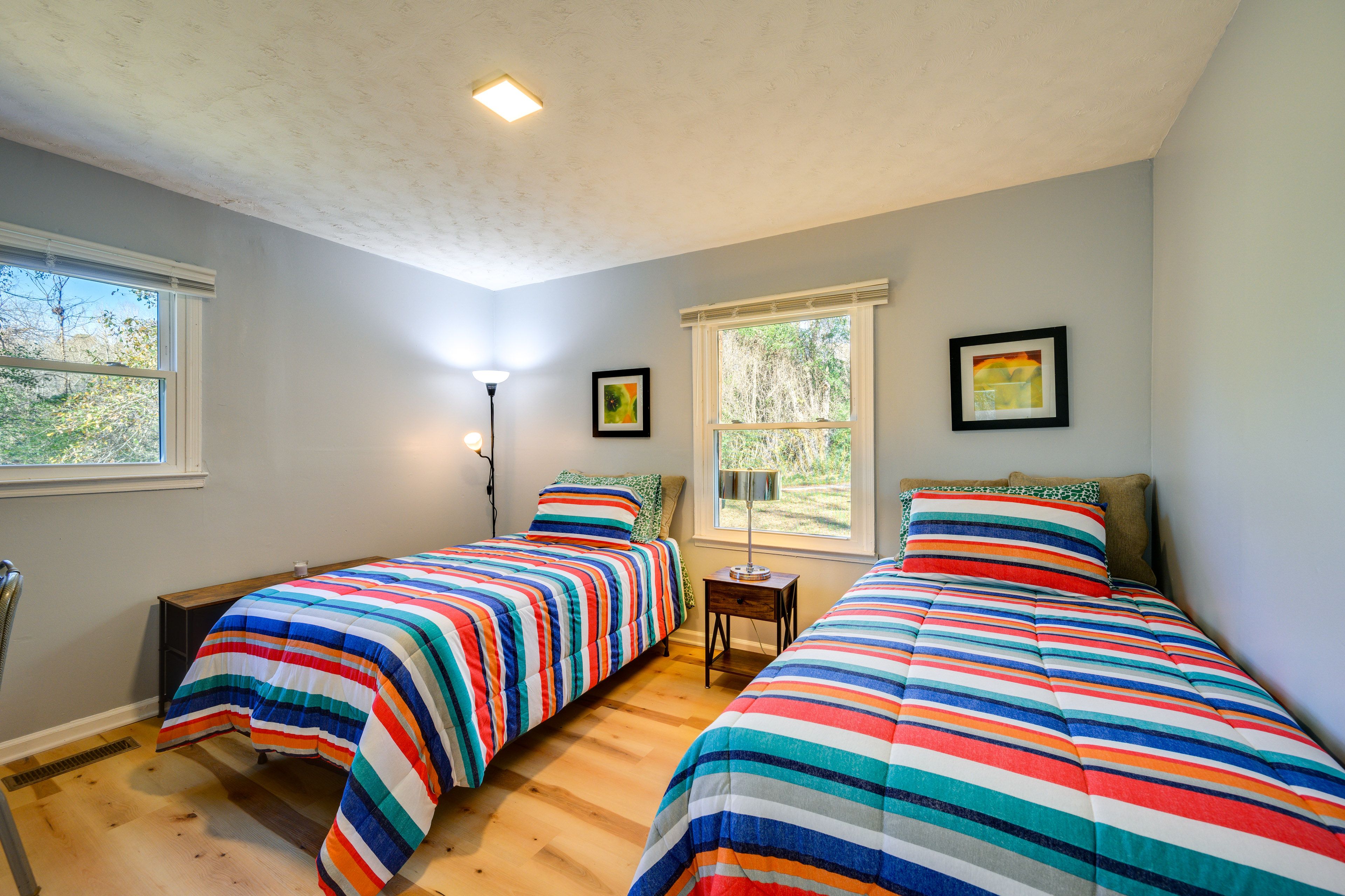 Bedroom 3 | 2 Twin Beds | Laptop-Friendly Workspace