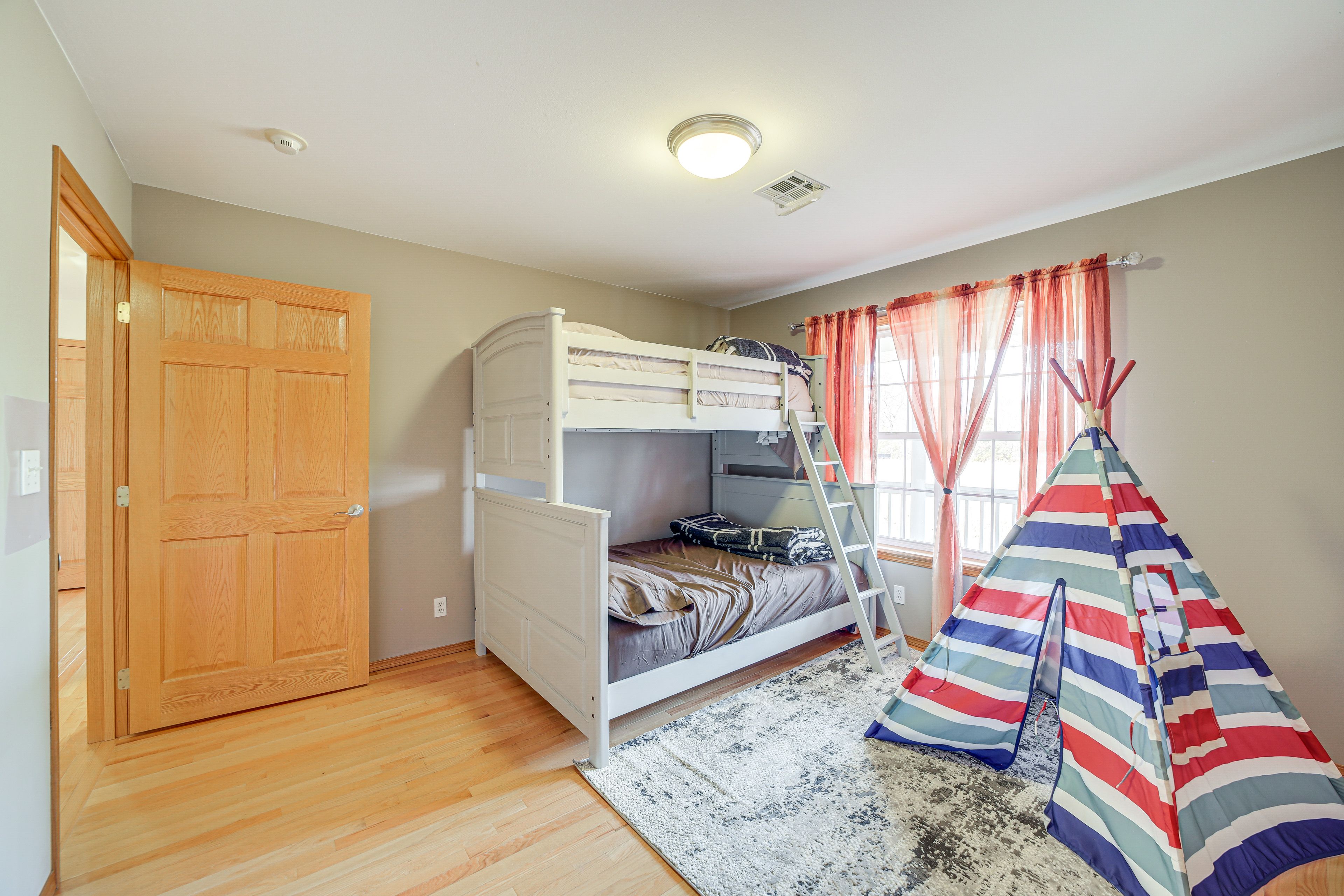 Bedroom 3 | Twin/Full Bunk Bed
