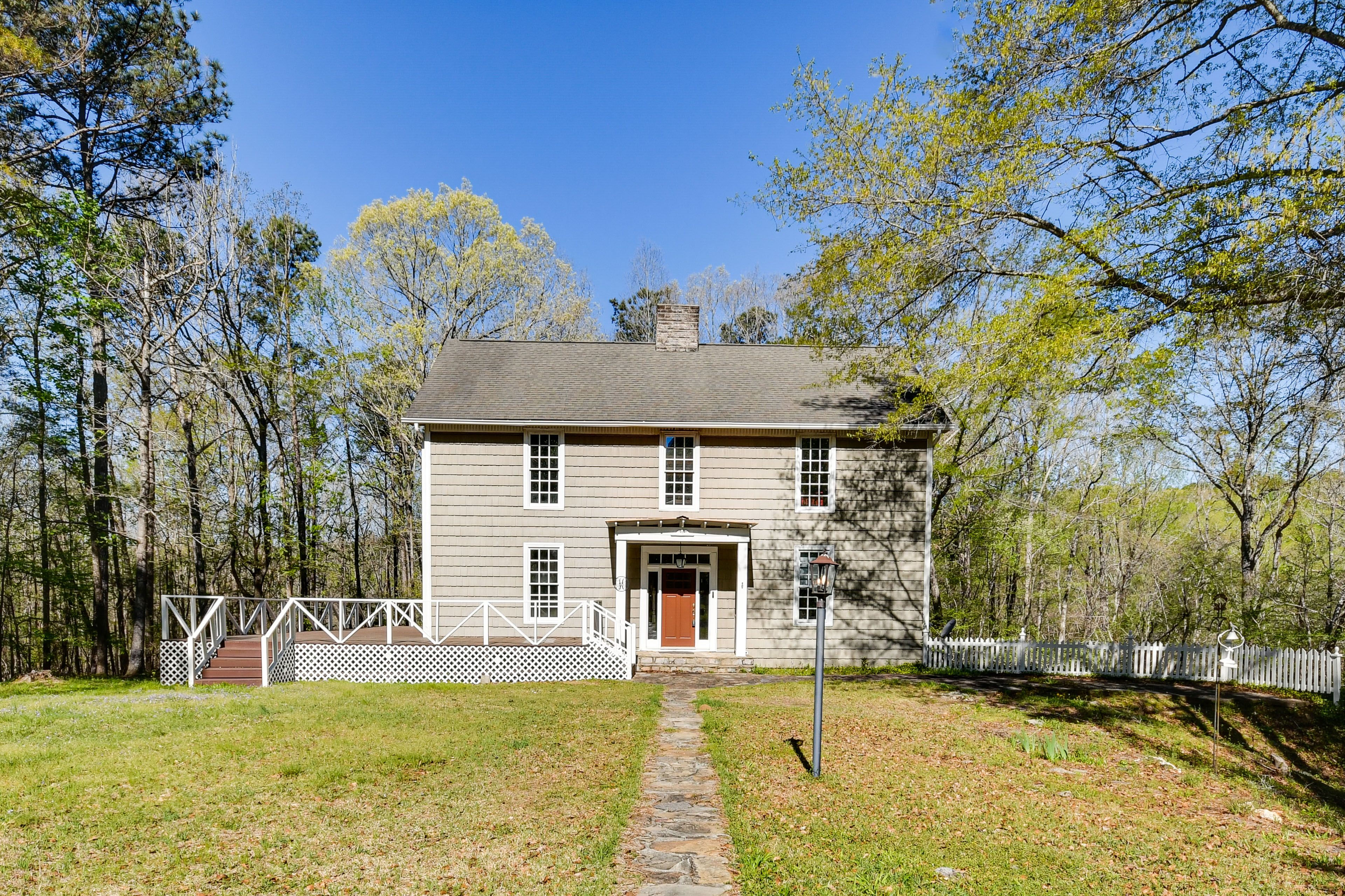 Tallassee Vacation Rental | 5BR | 3.5BA | 3,500 Sq Ft | Stairs Required