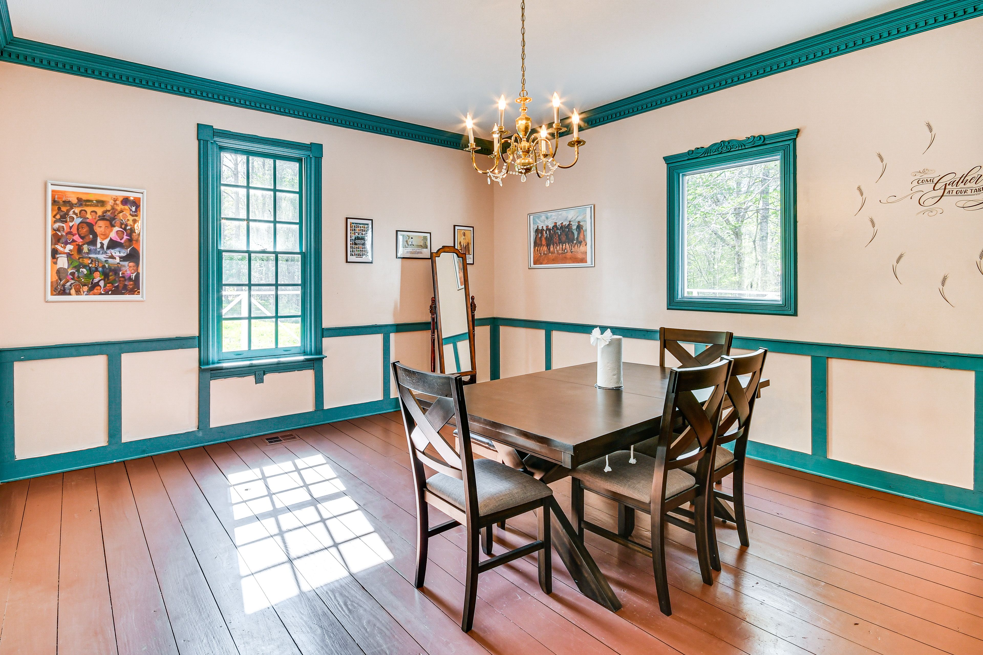 Dining Room | Central Air Conditioning/Heat | Free WiFi