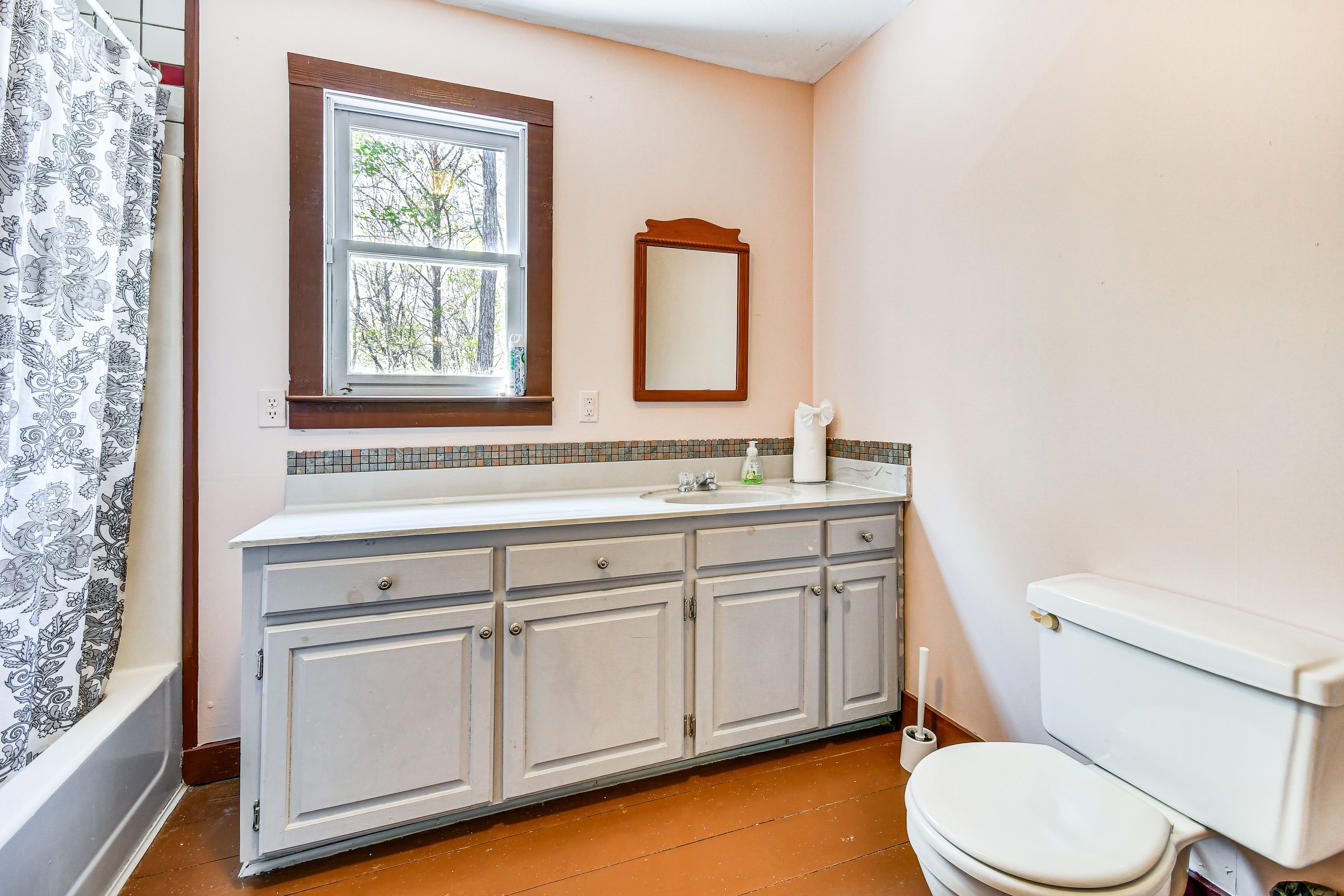 Full Bathroom | Towels Provided | 2nd Floor