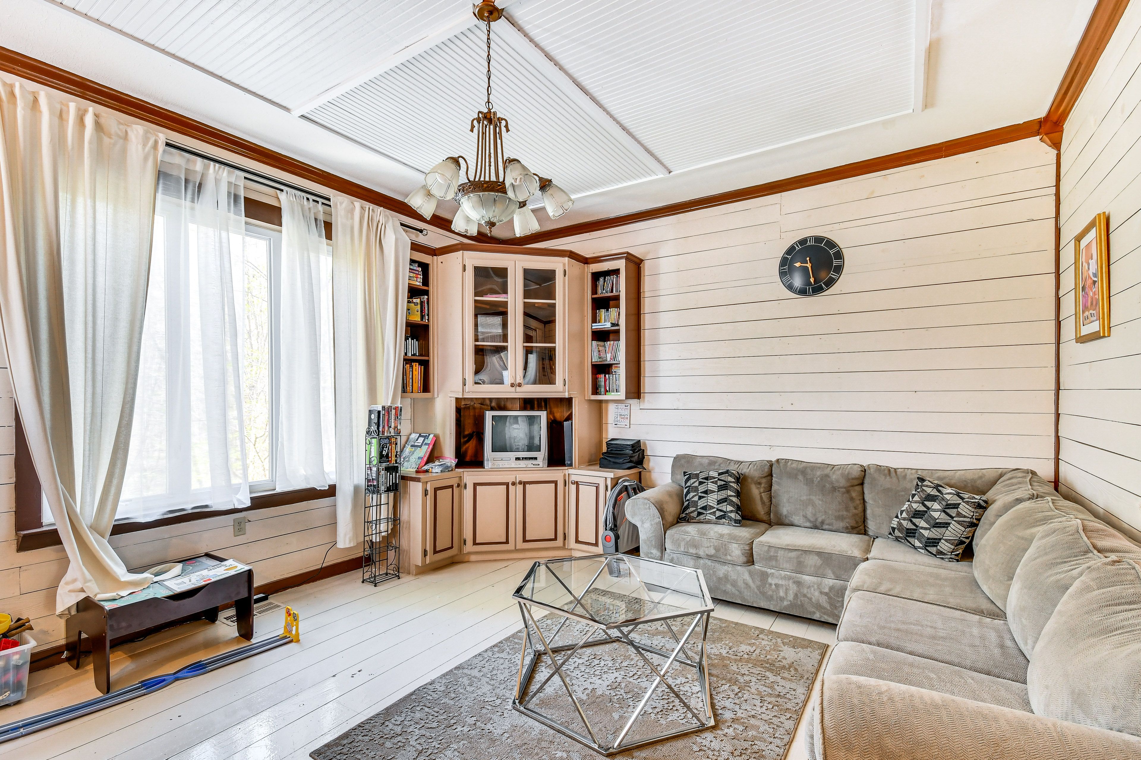 Living Room | Smart TV | Children's Toys | 1st Floor