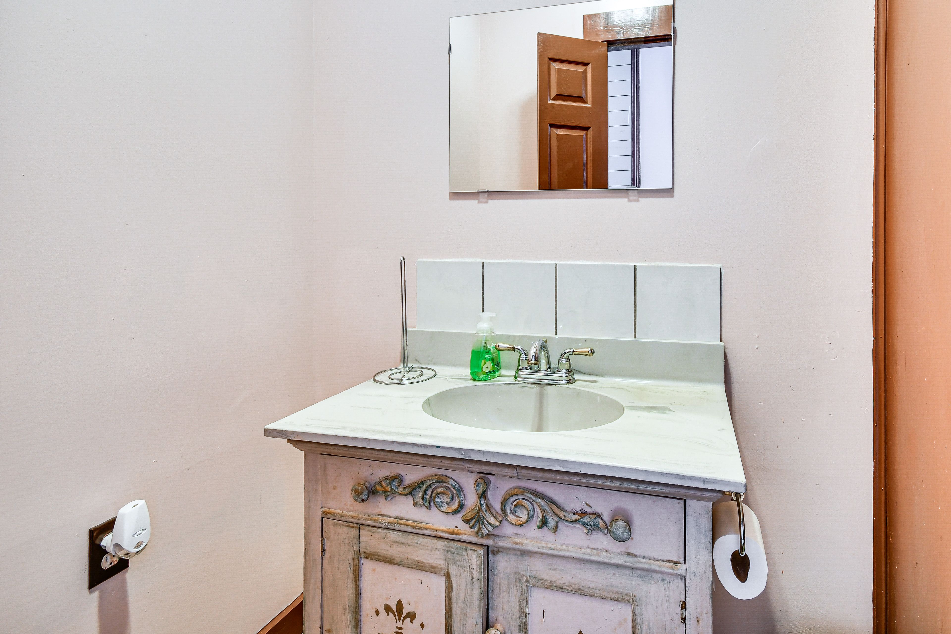 Half Bathroom | 1st Floor