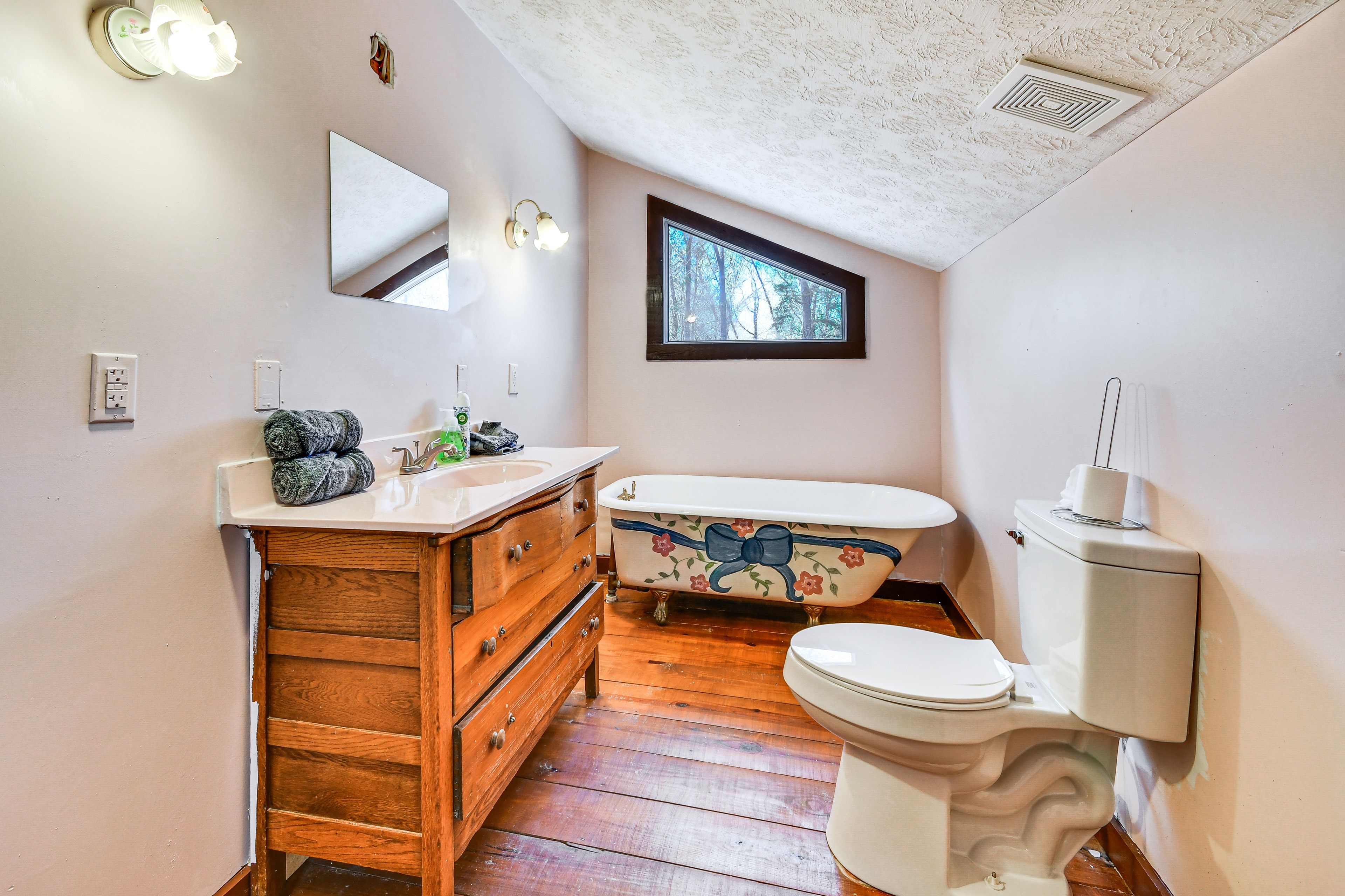 Full Bathroom | Complimentary Toiletries | 2nd Floor