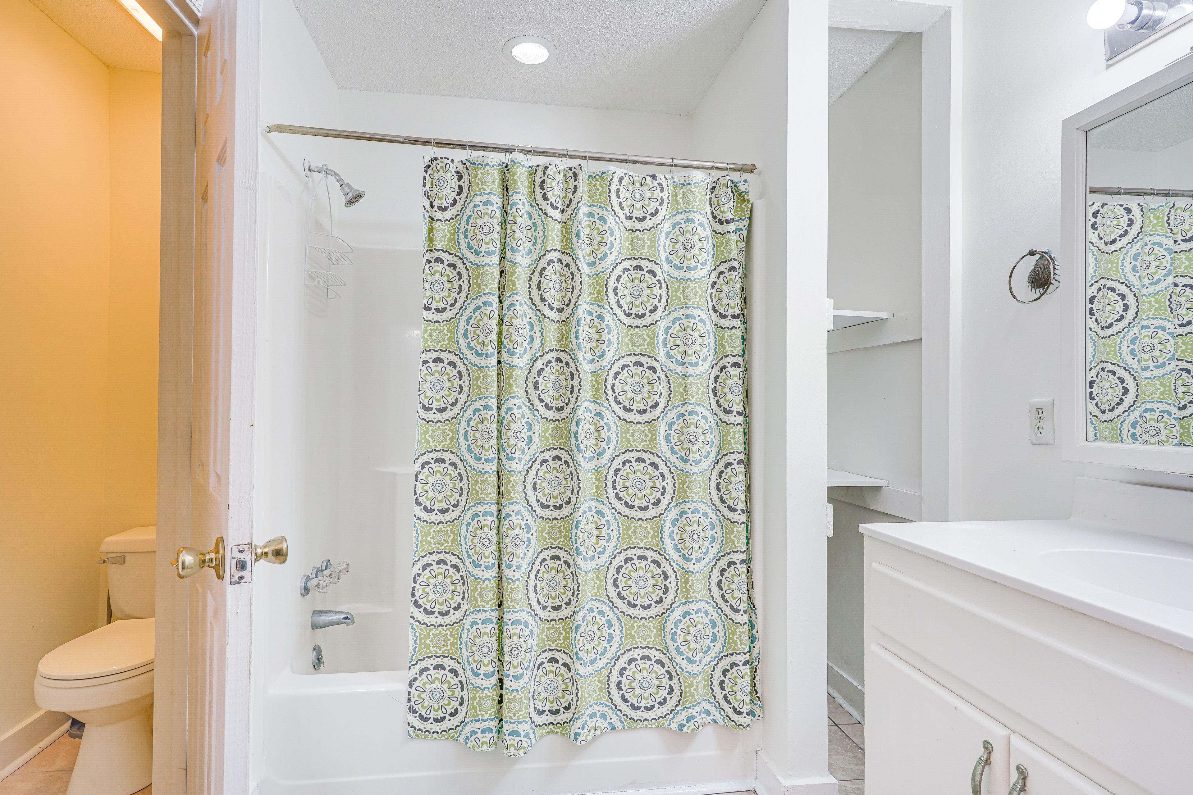 Full Bathroom | Towels Provided | Walk-In Closet