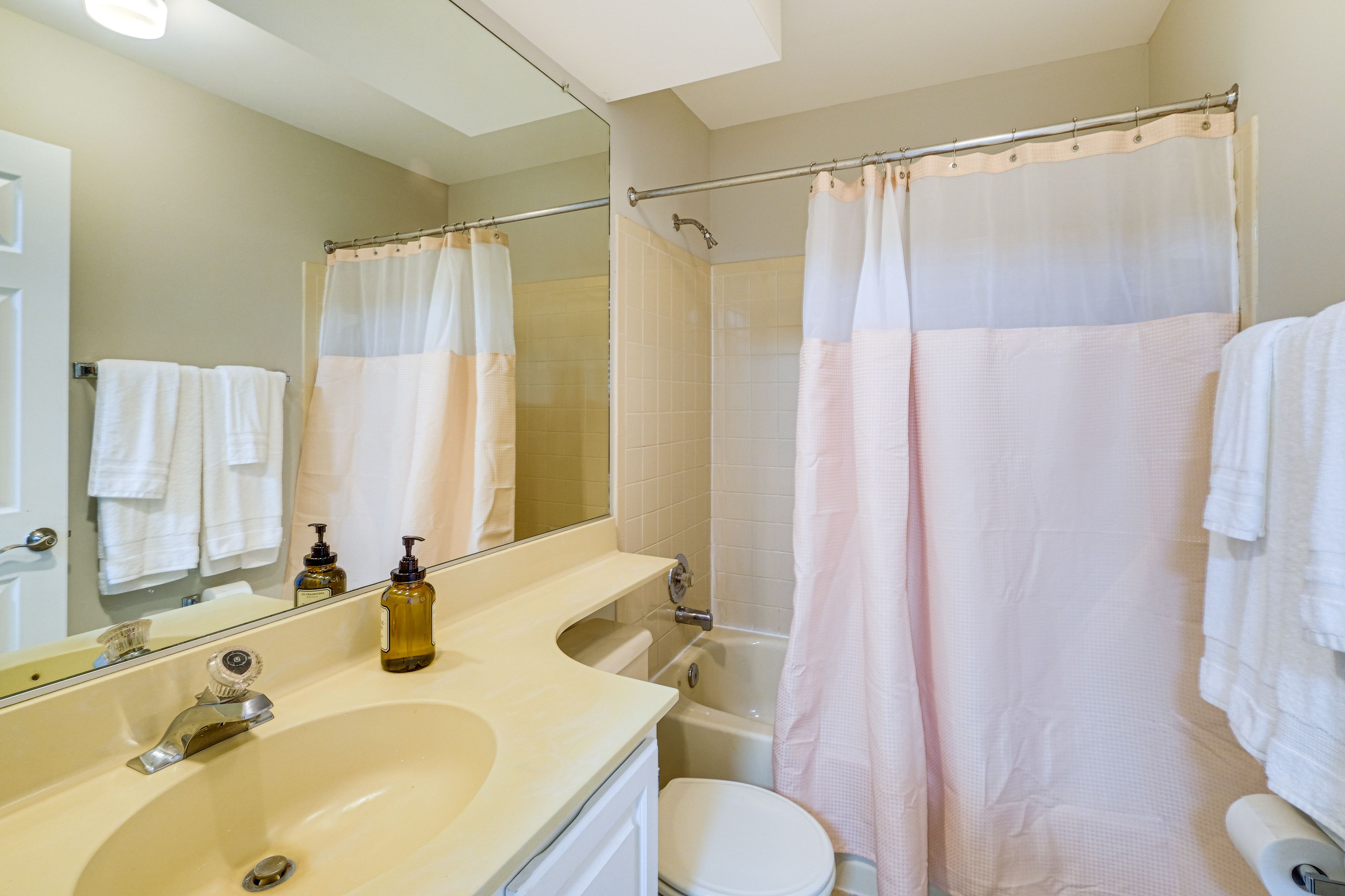 Full Bathroom | 2nd Floor | Complimentary Toiletries
