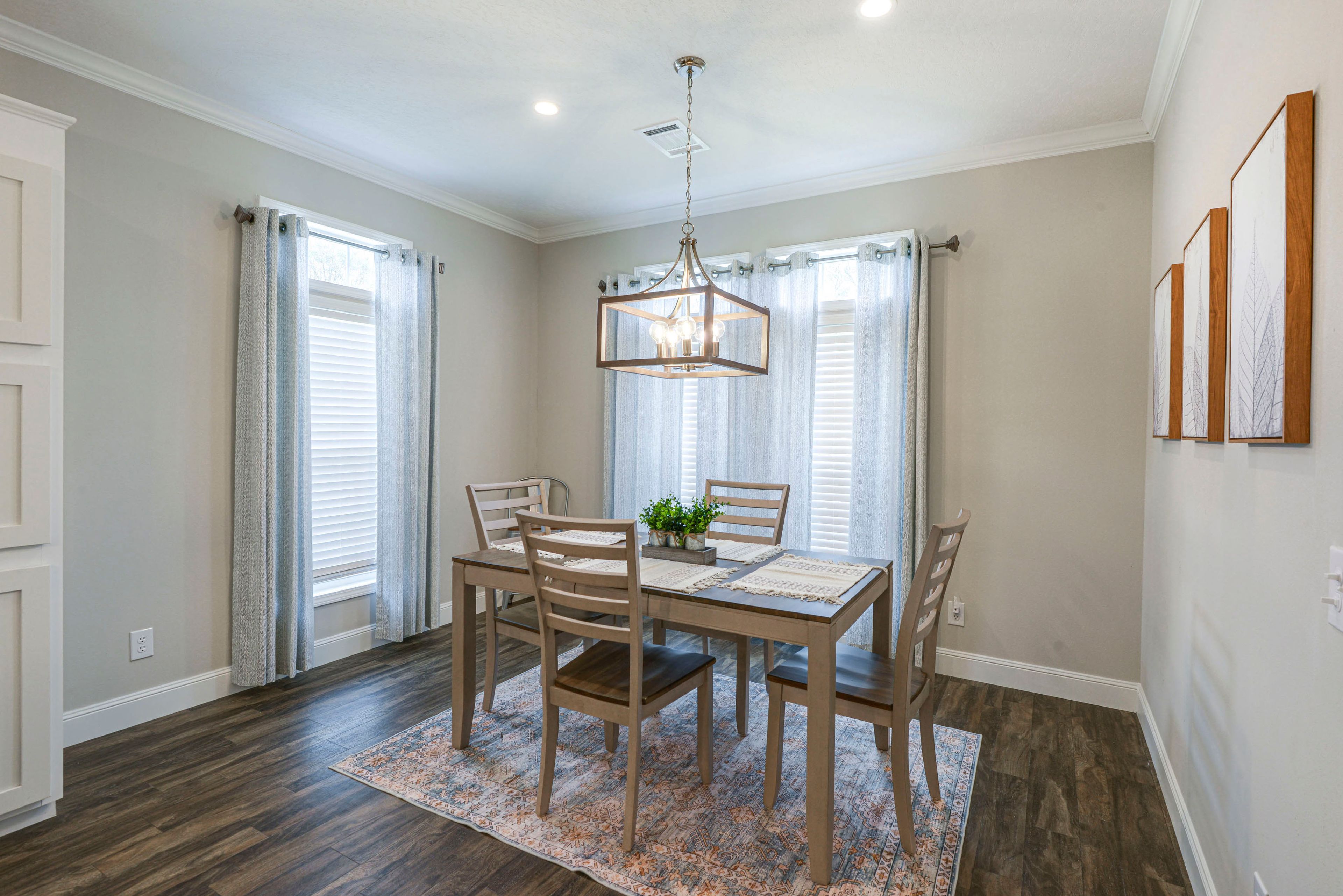 Dining Area | Dishware/Flatware Provided