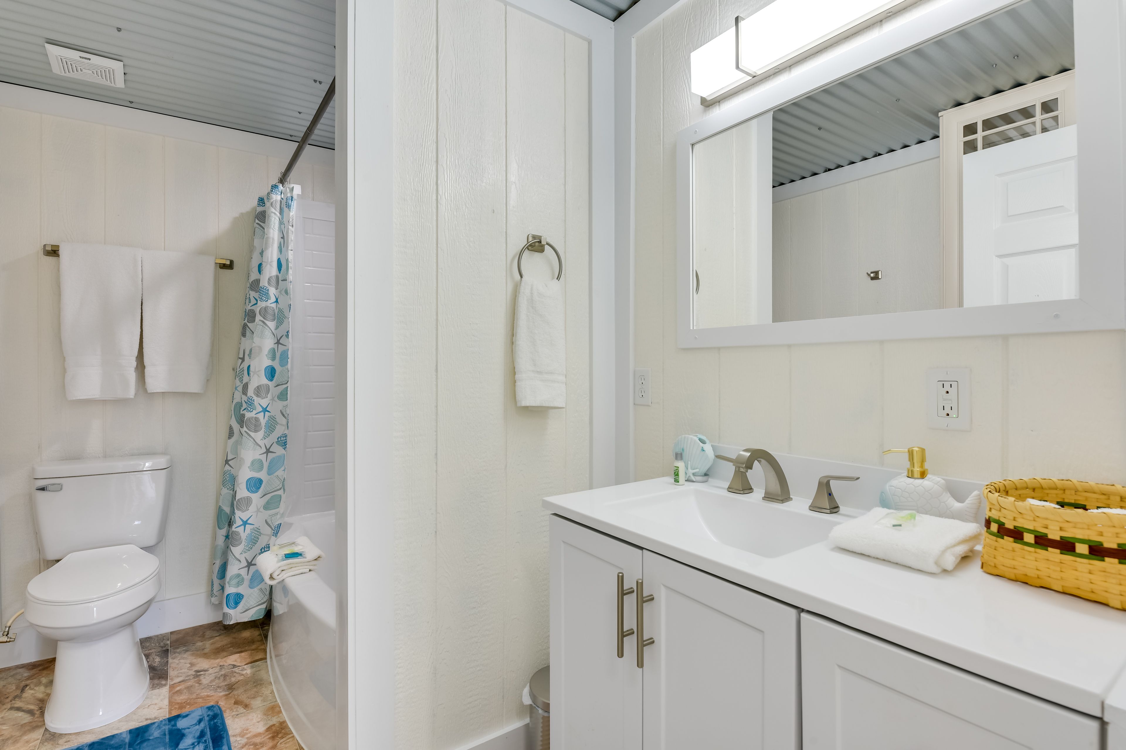 Full Bath | Towels | Hair Dryer | Complimentary Toiletries