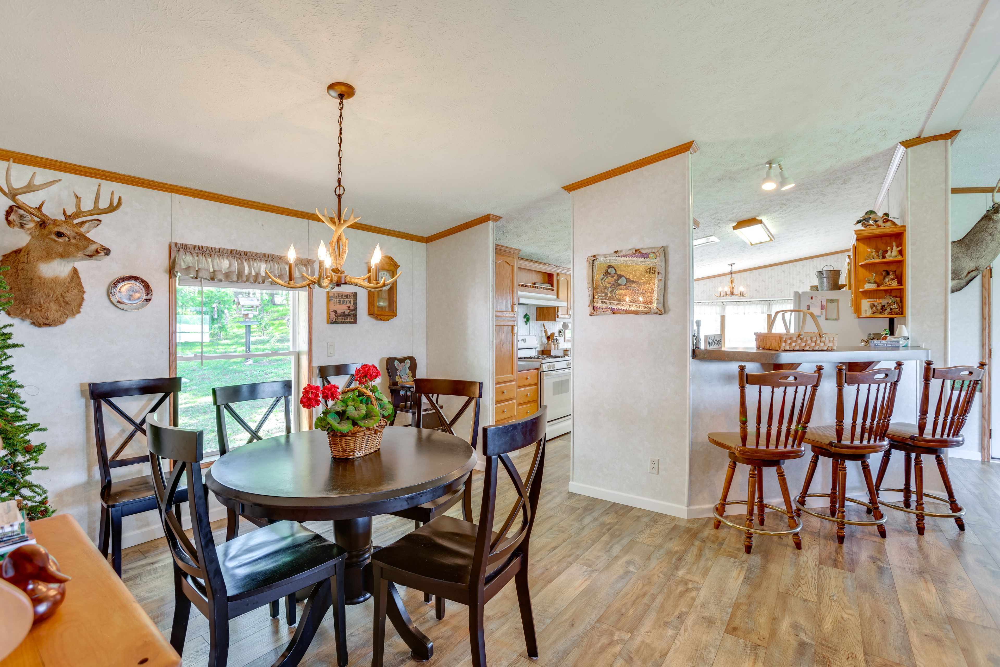Dining Area | Kitchen