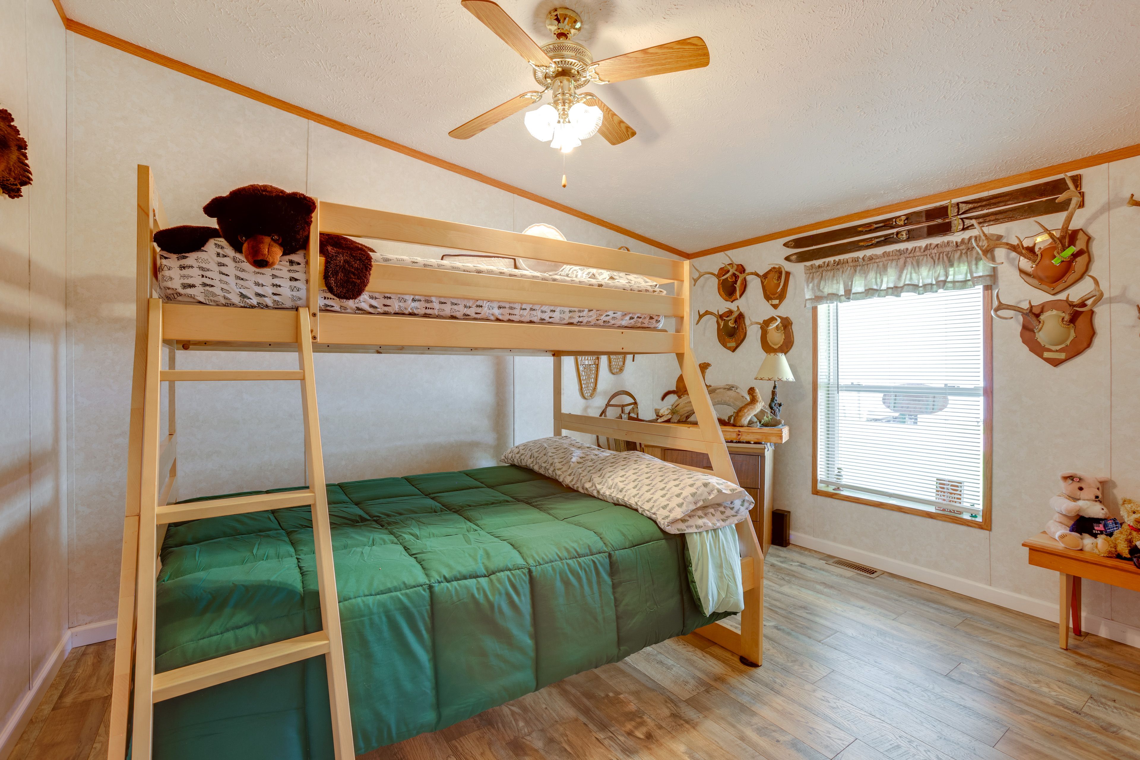 Bedroom 3 | Twin/Full Bunk Bed
