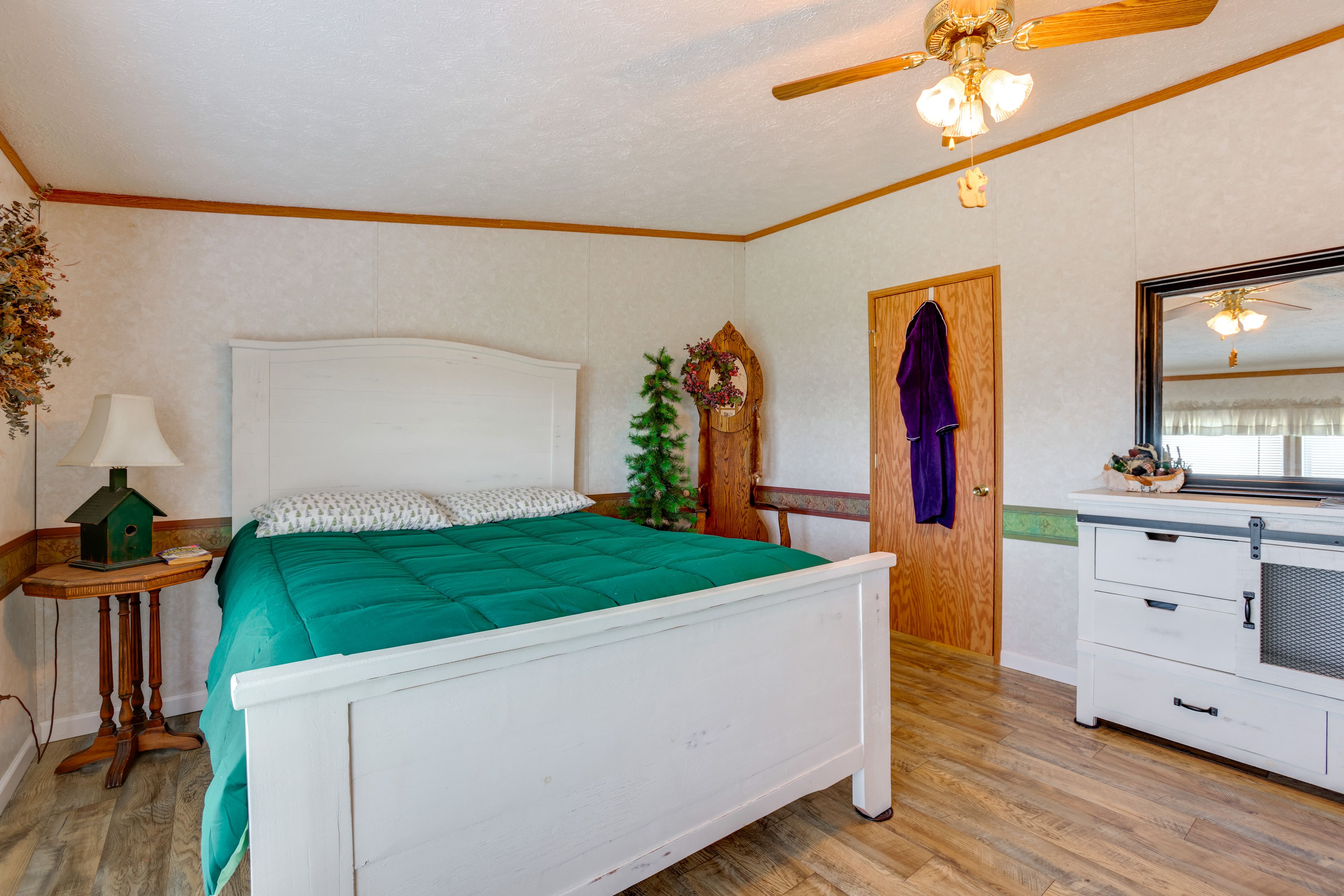 Bedroom 1 | Queen Bed