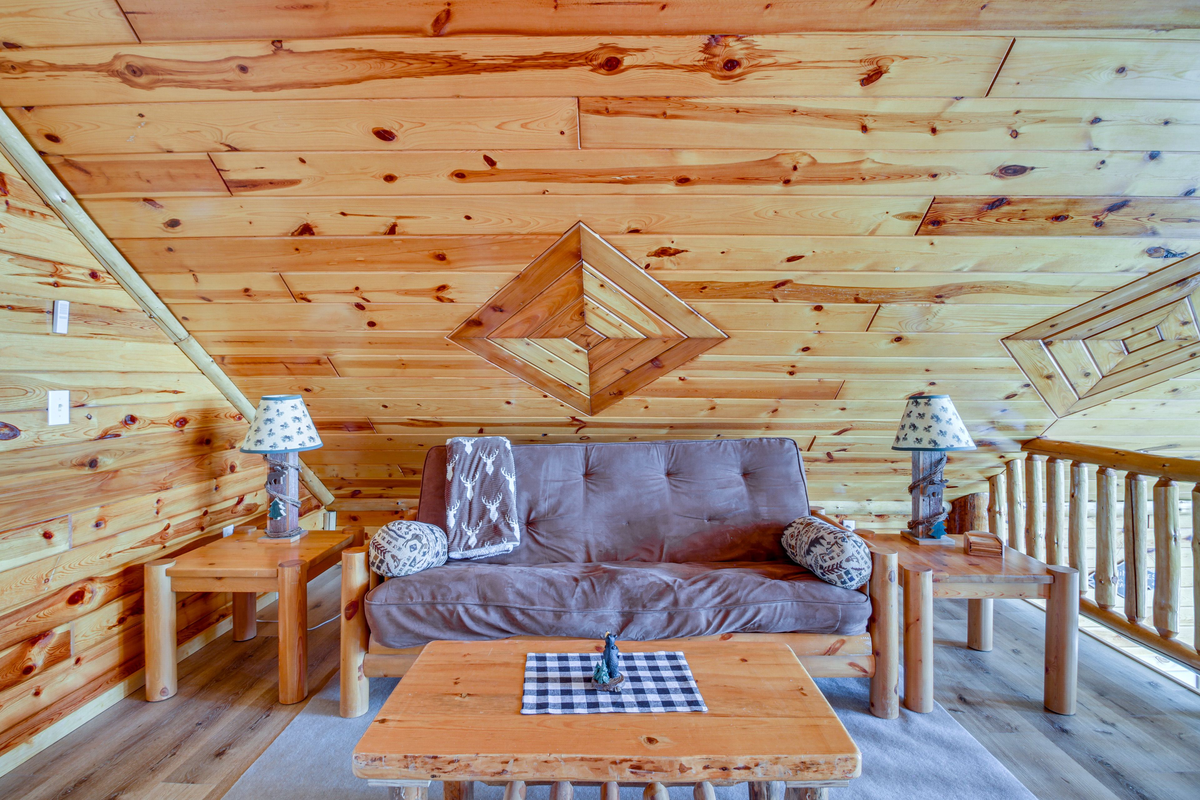 Loft | Full Futon | 2nd Floor | Smart TV | Stairs Required