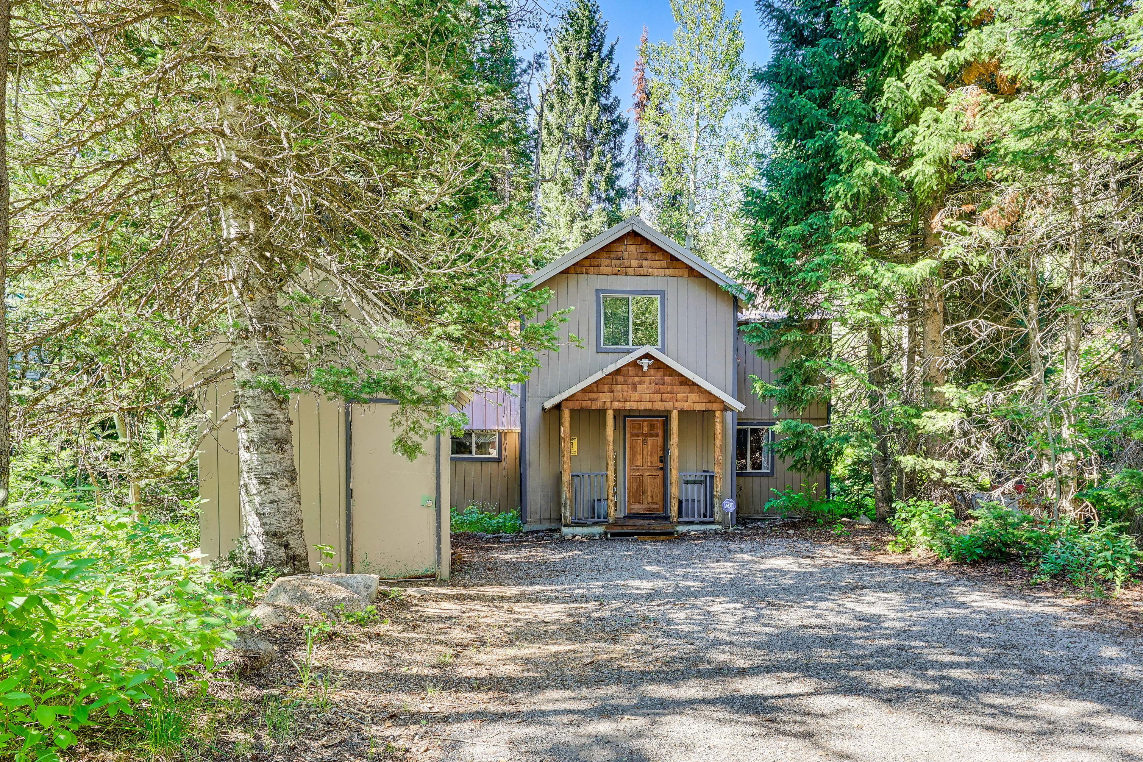 Cabin Exterior | Driveway Parking (4 Vehicles) | 4WD Needed in Winter