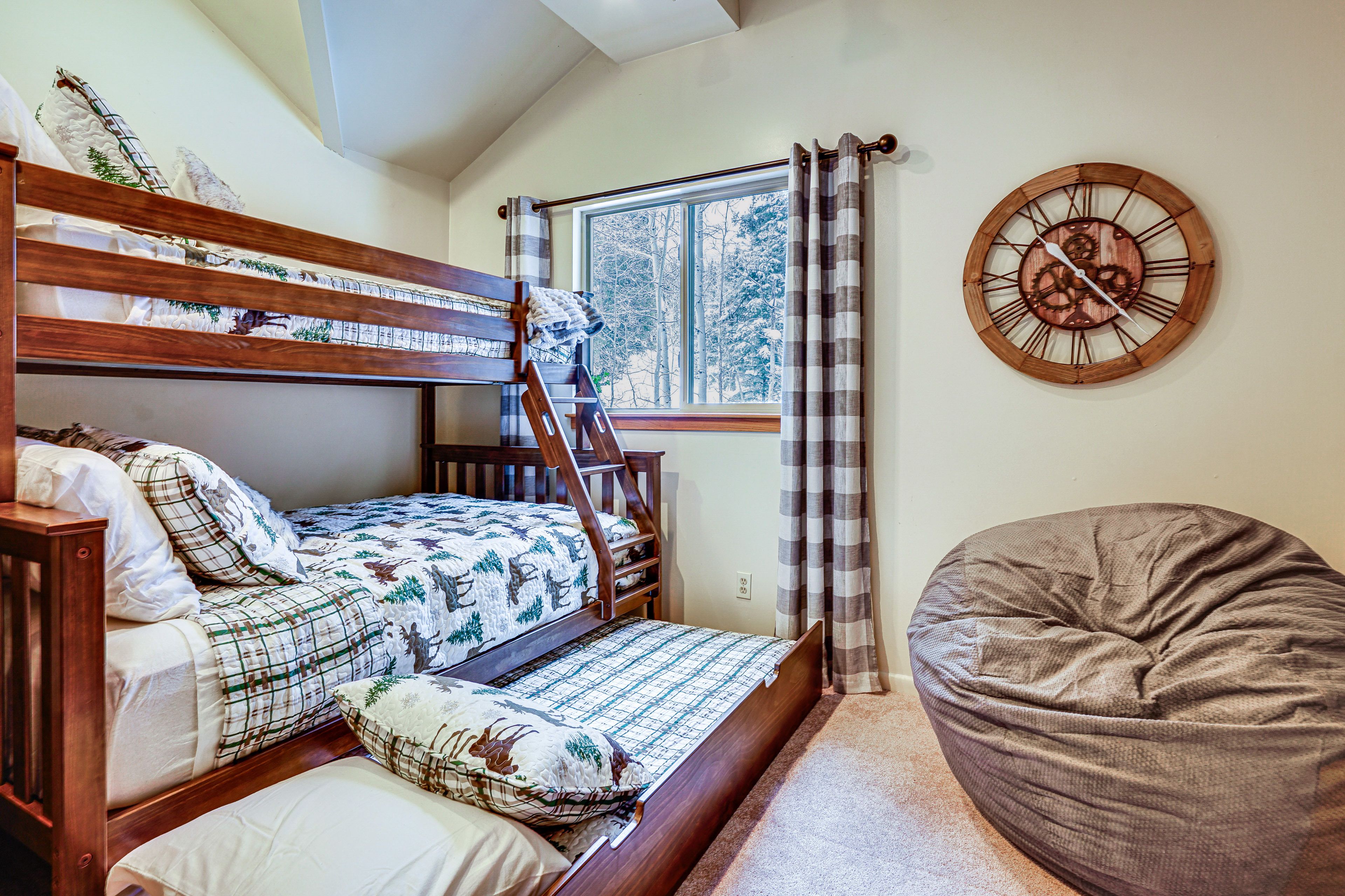 Bedroom 3 | Twin/Full Bunk Bed w/ Twin Trundle | 2nd Floor