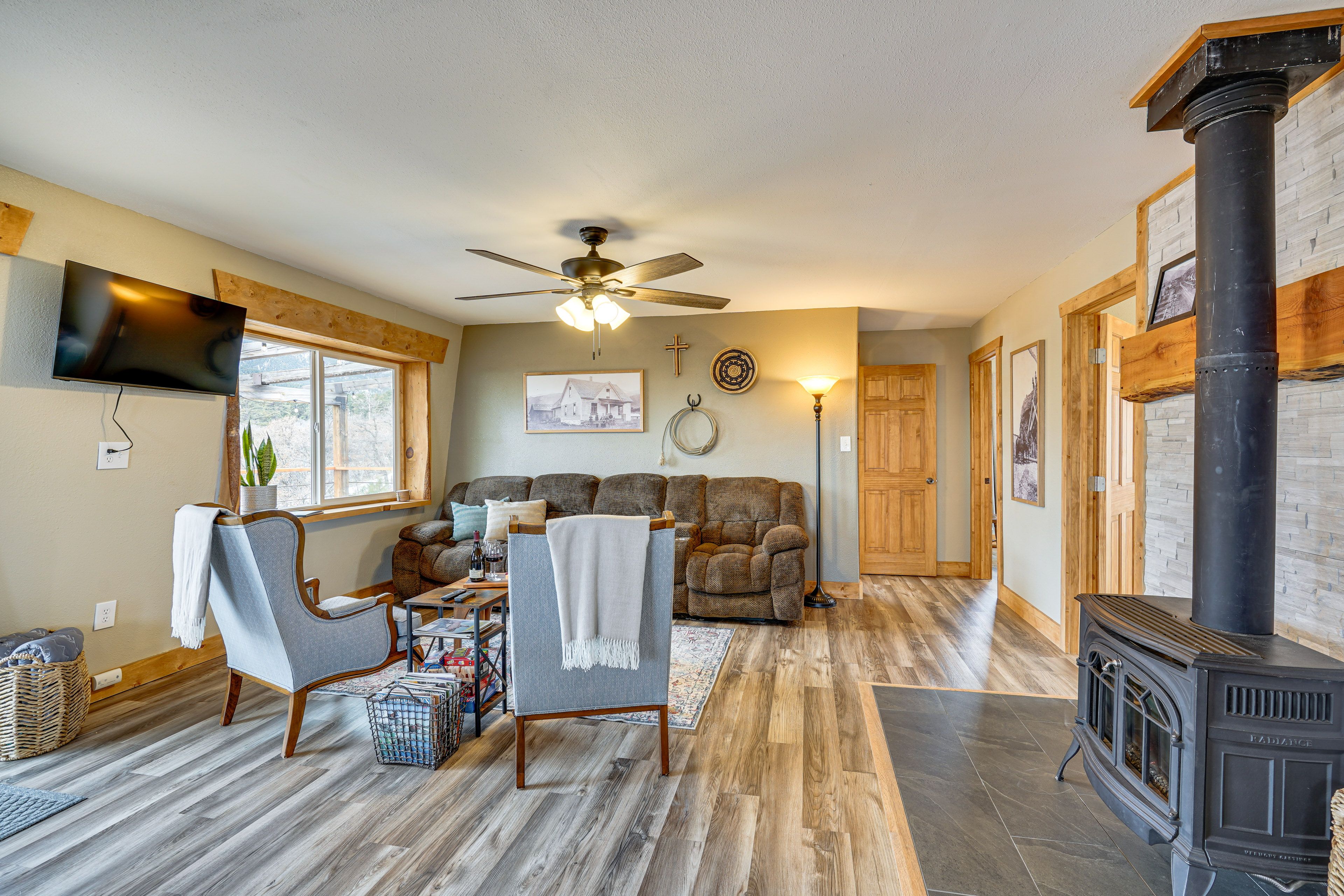 Living Room | Gas Fireplace (Propane Provided) | Free WiFi | Smart TV