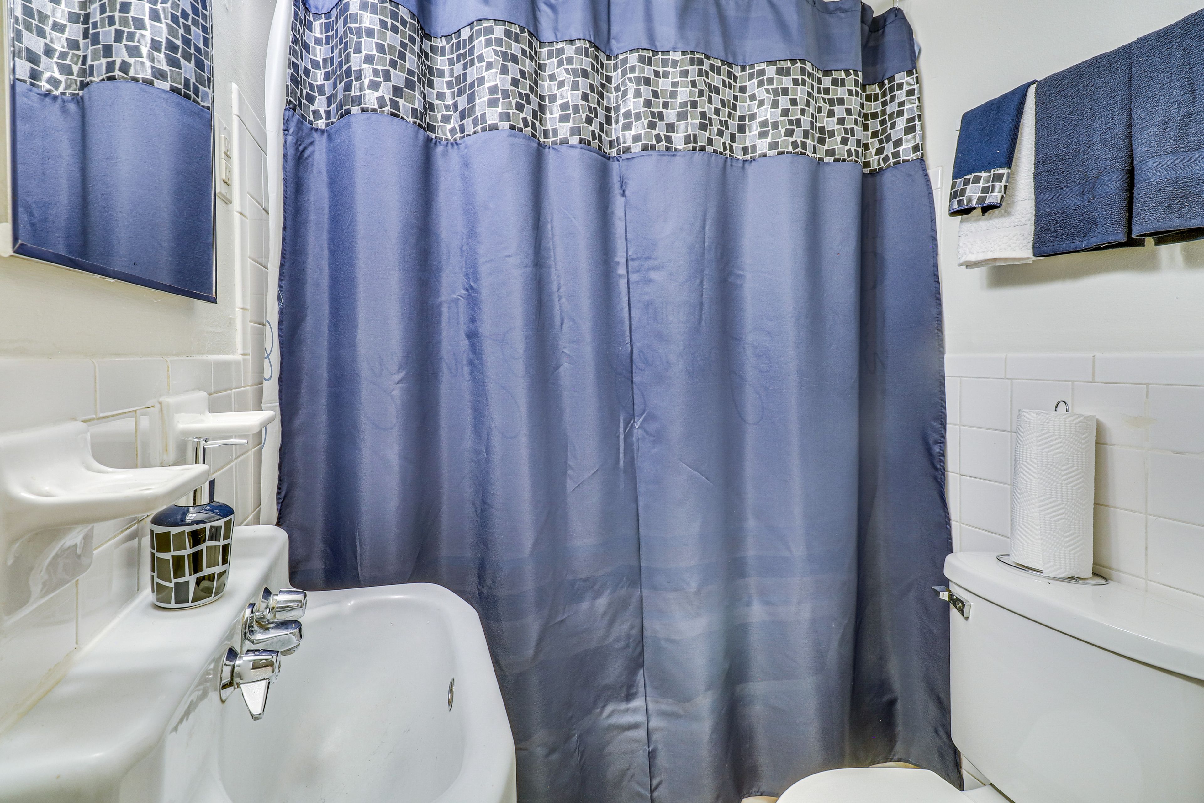 Full Bathroom | Towels Provided