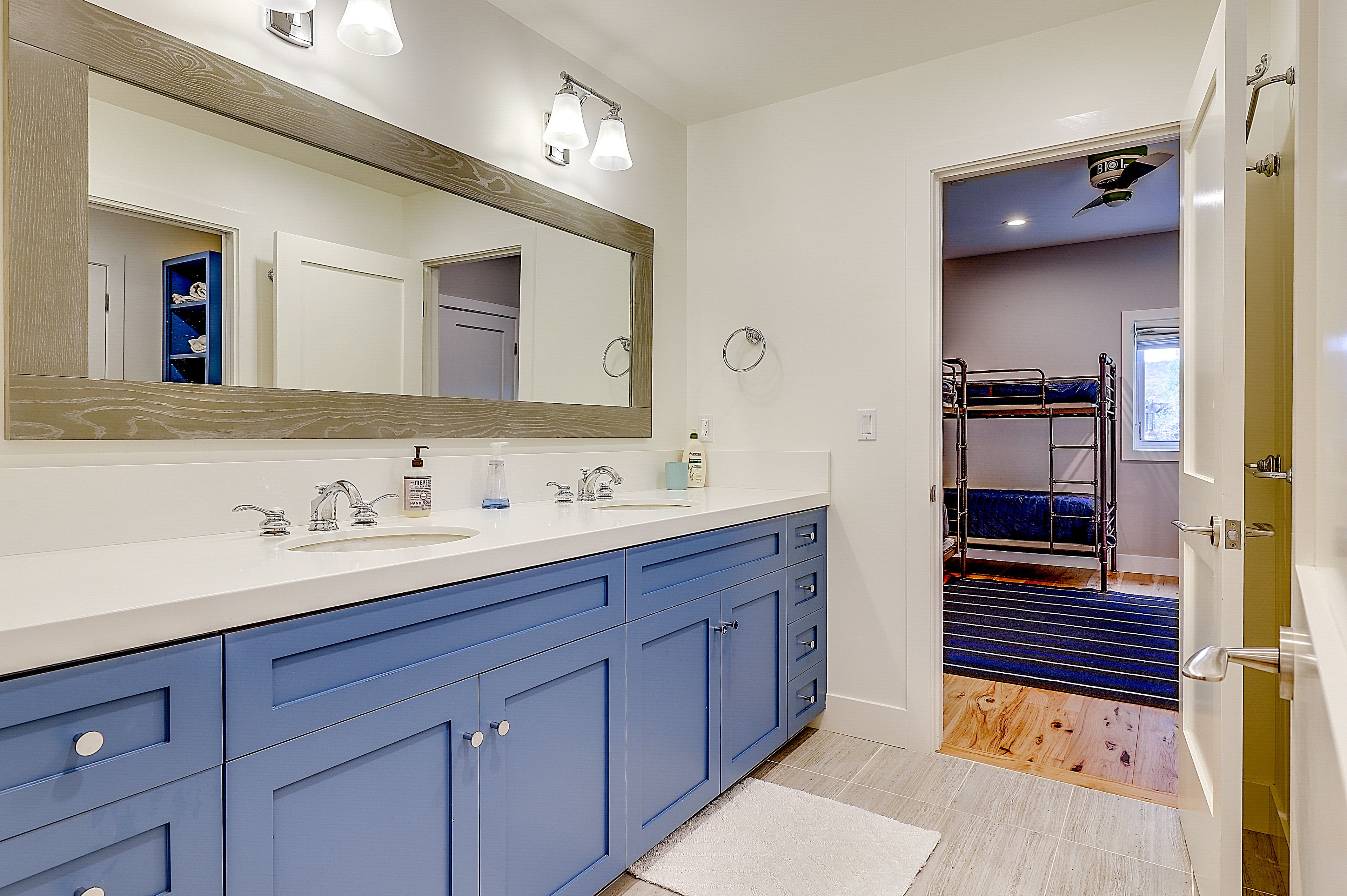 Full Bathroom | Bathtub/Shower