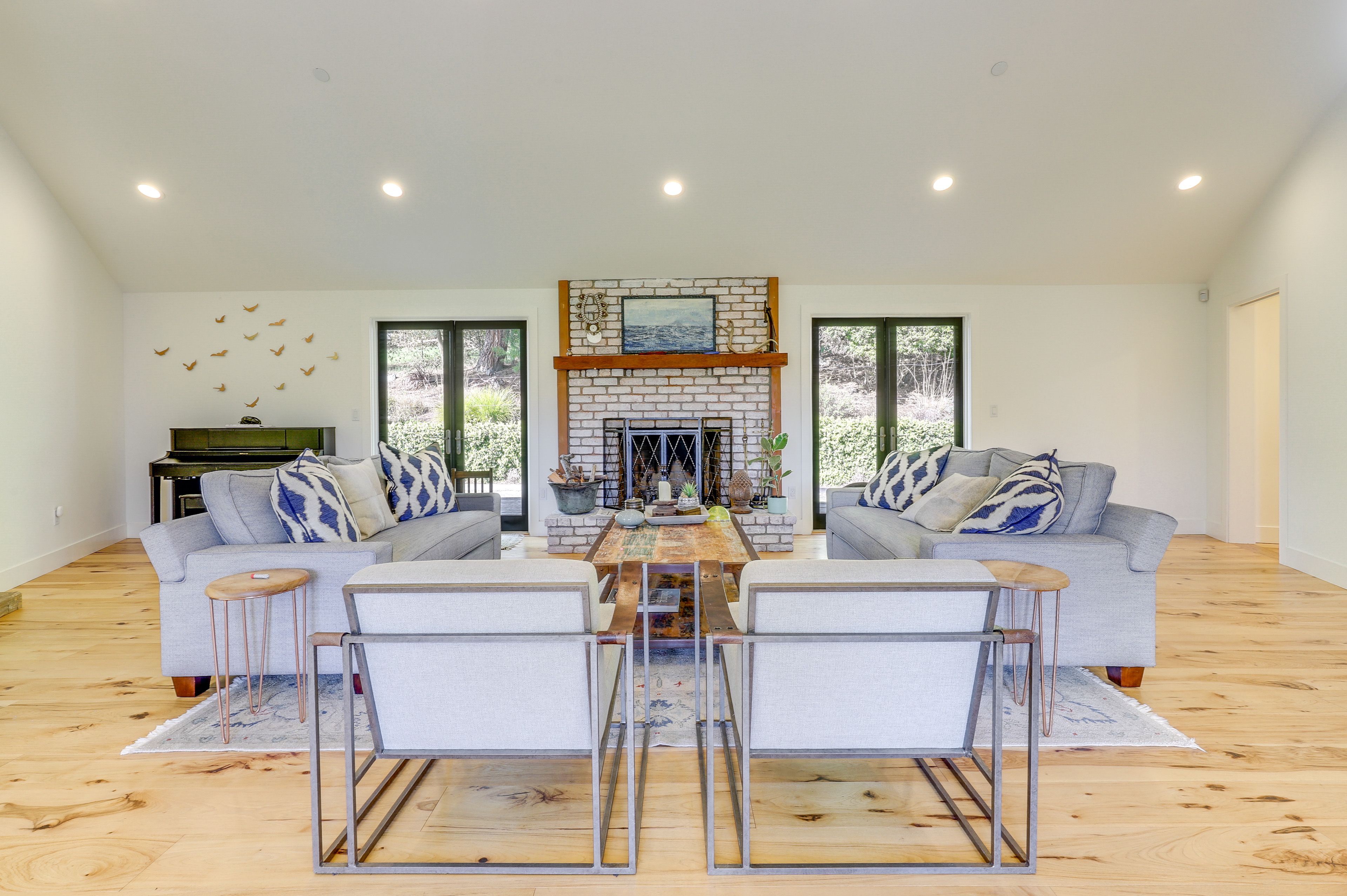 Living Area | Wet Bar