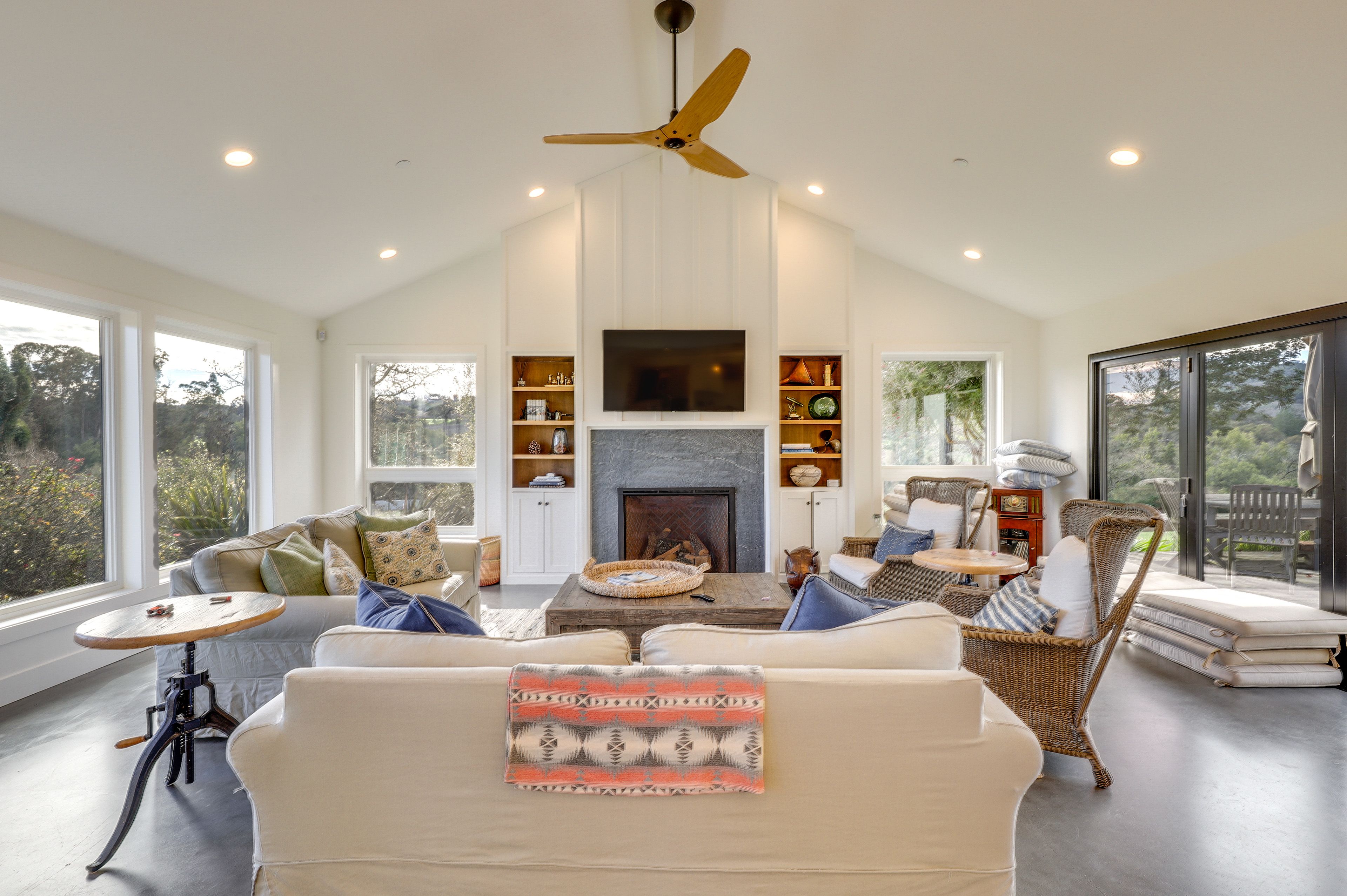 Living Room | Flat-Screen TV | Fireplace | Central Air Conditioning/Heat