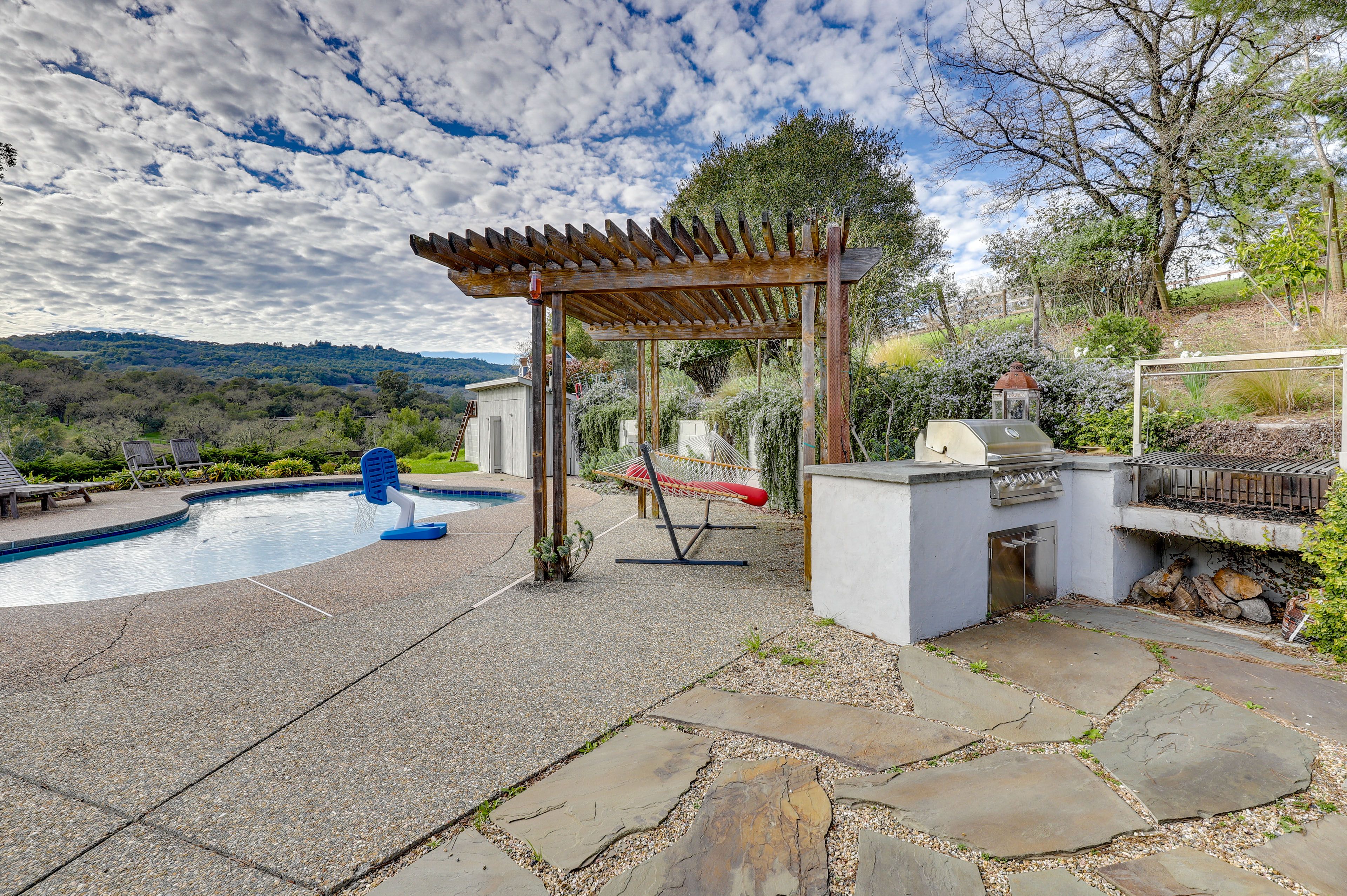 Pergola | Hammock | Gas Grill