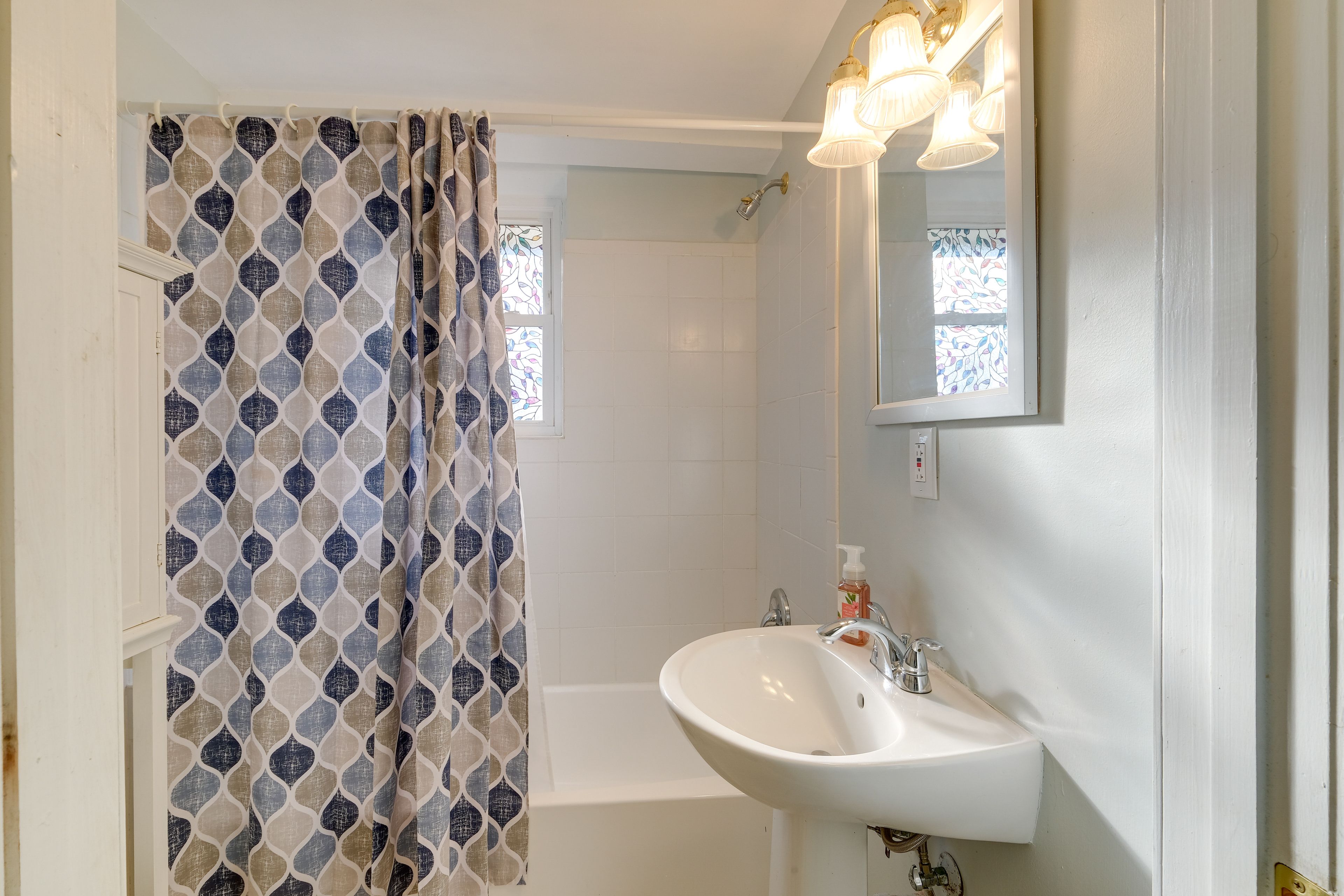 Full Bathroom | Lower Level | Complimentary Toiletries
