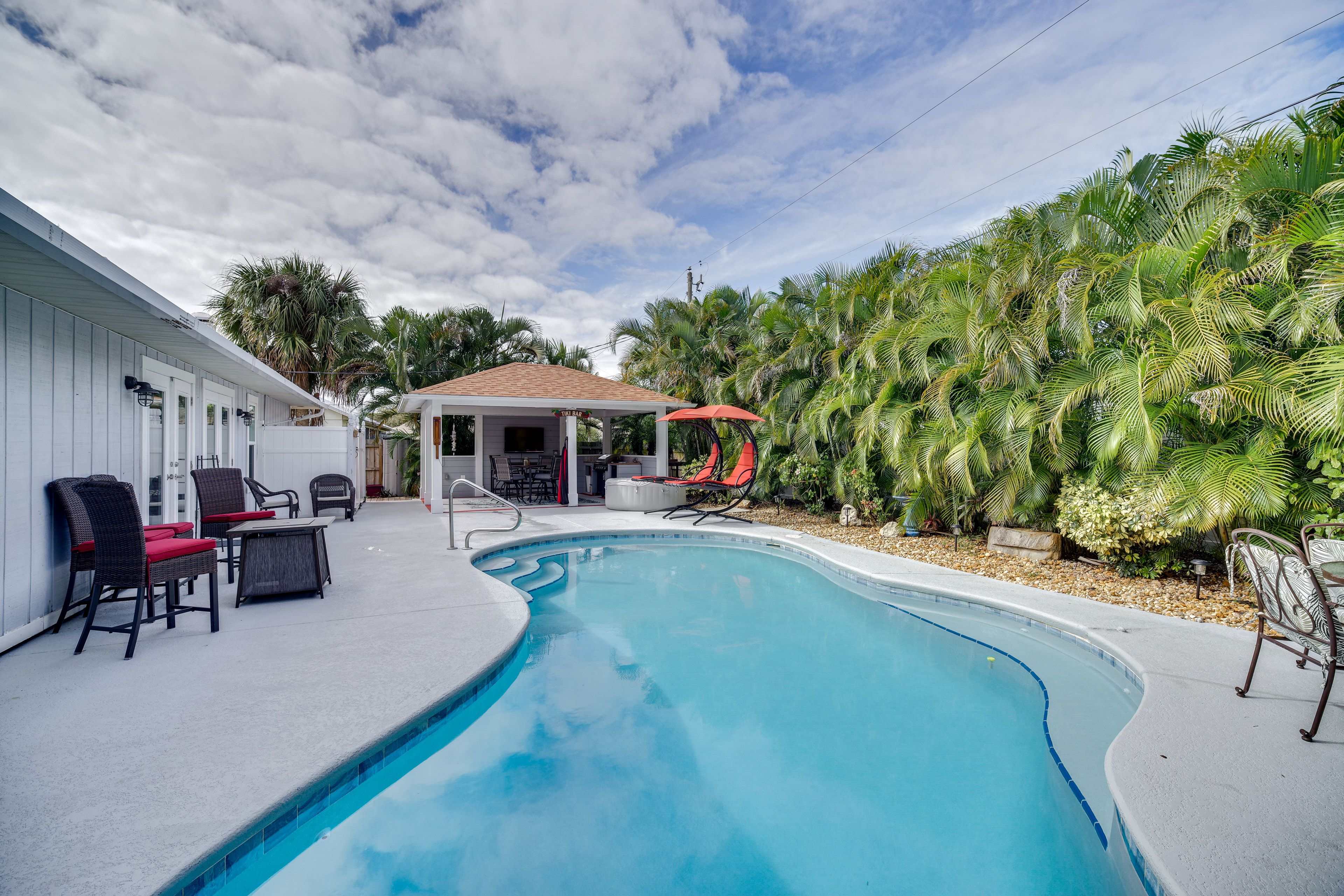 Private Pool & Gazebo | Fire Pit Table | Self Check-In | 8 Mi to Wabasso Beach
