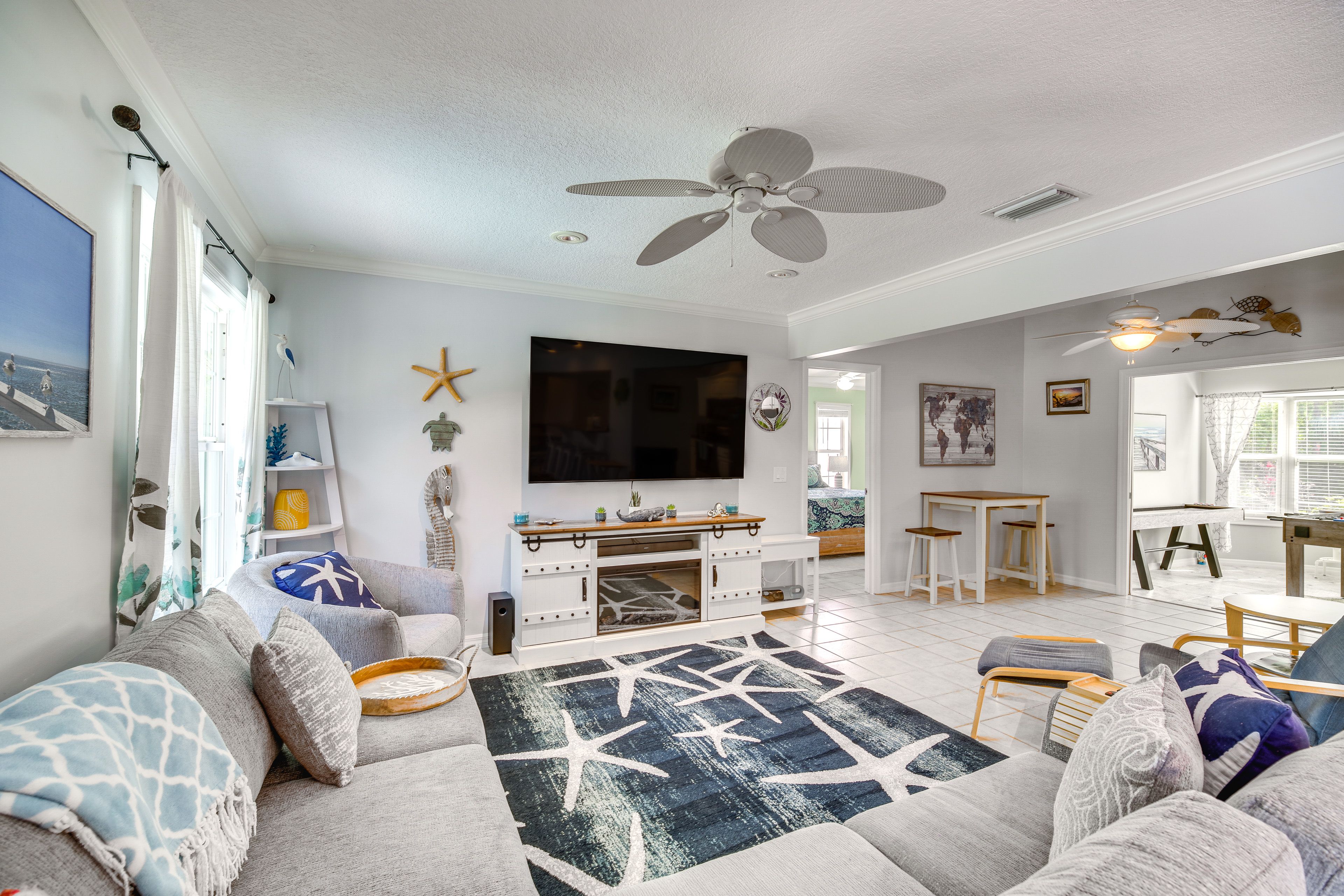 Living Room | Smart TV | Free WiFi | Electric Fireplace