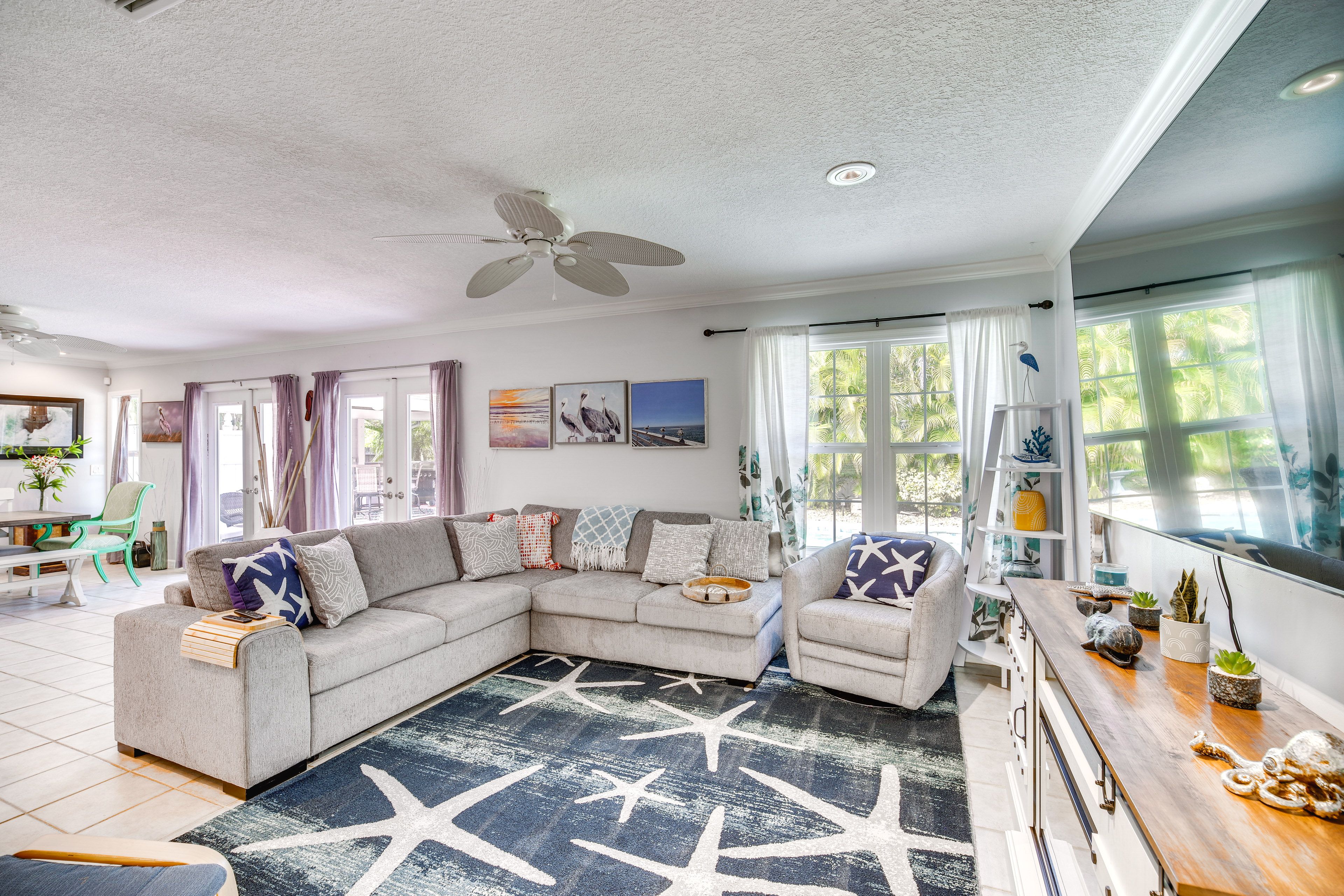 Living Room | Single-Story House | 2 Mi to Downtown Sebastien