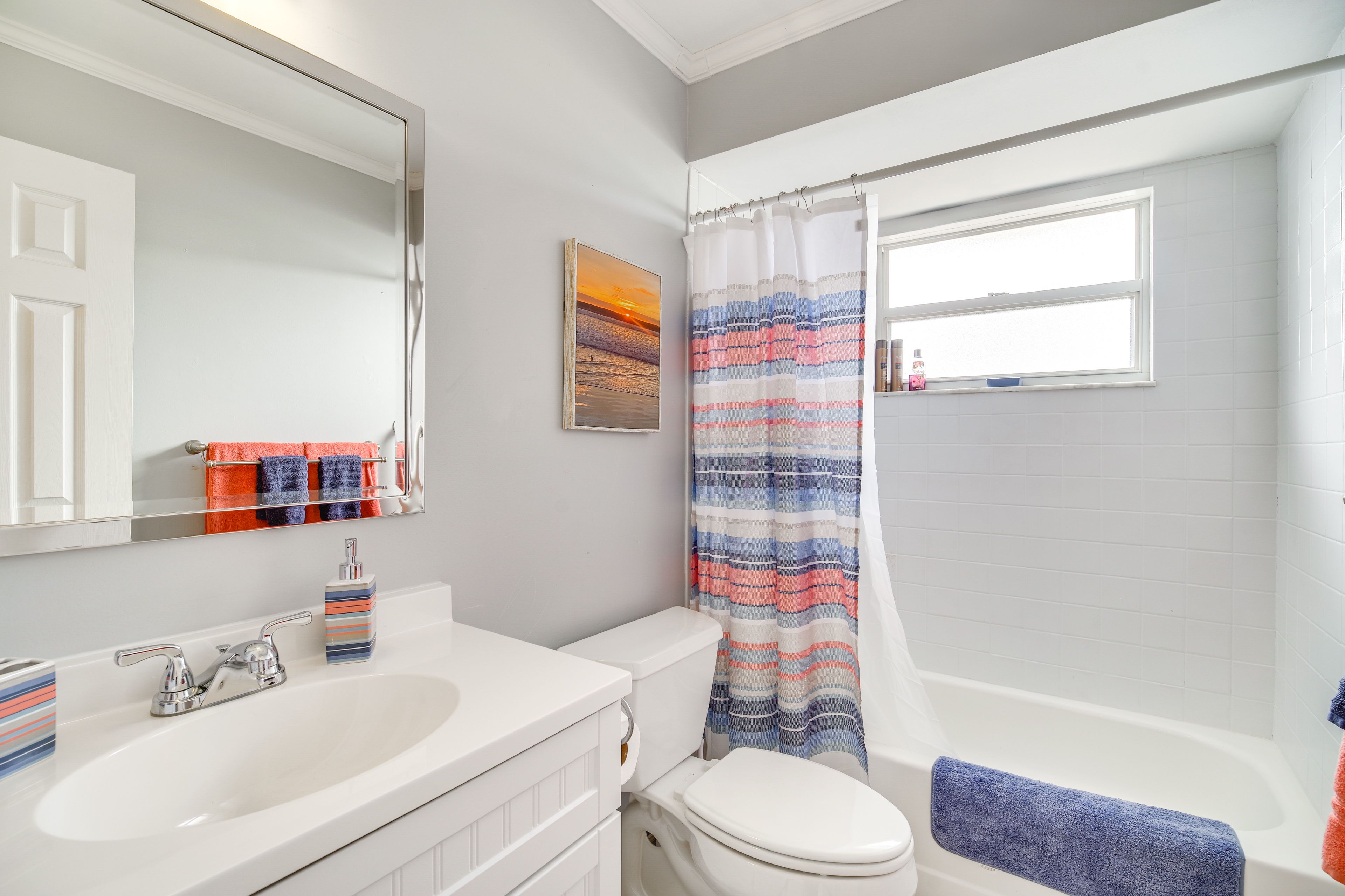 Full Bathroom | Towels Provided