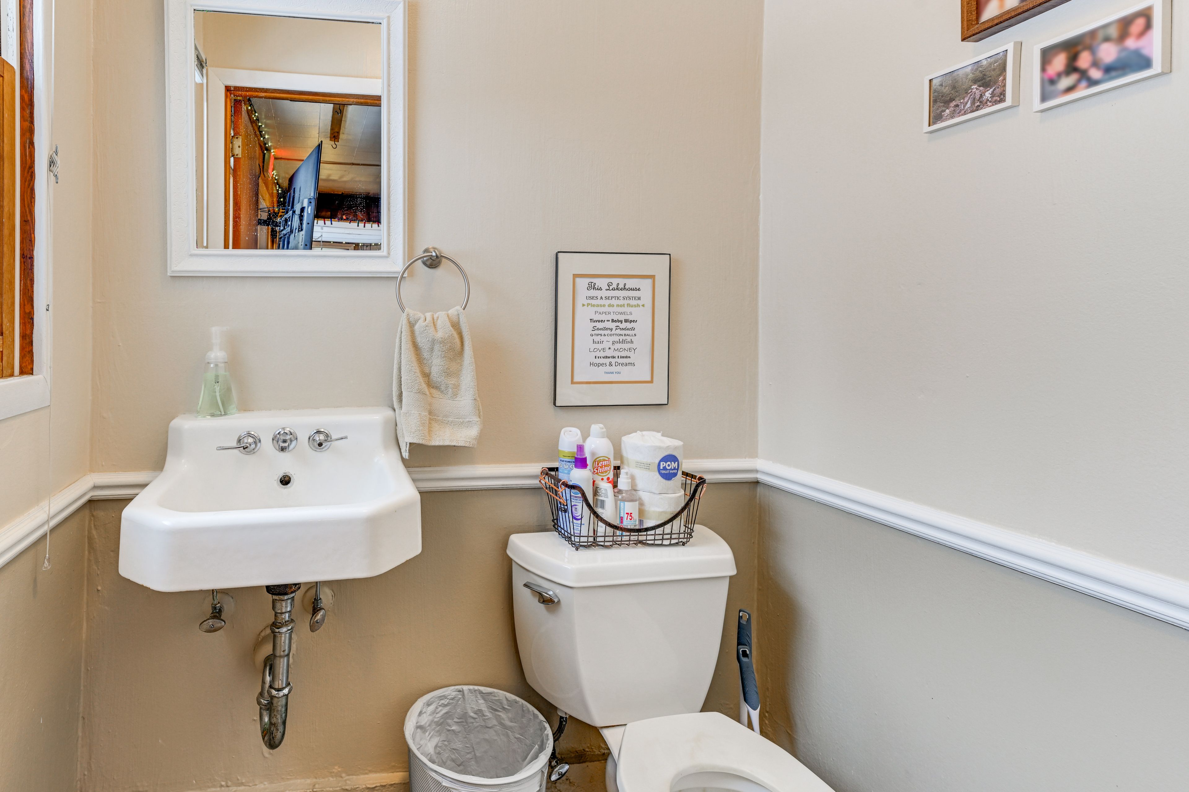 Half Bathroom | 1st Floor | Towels Provided