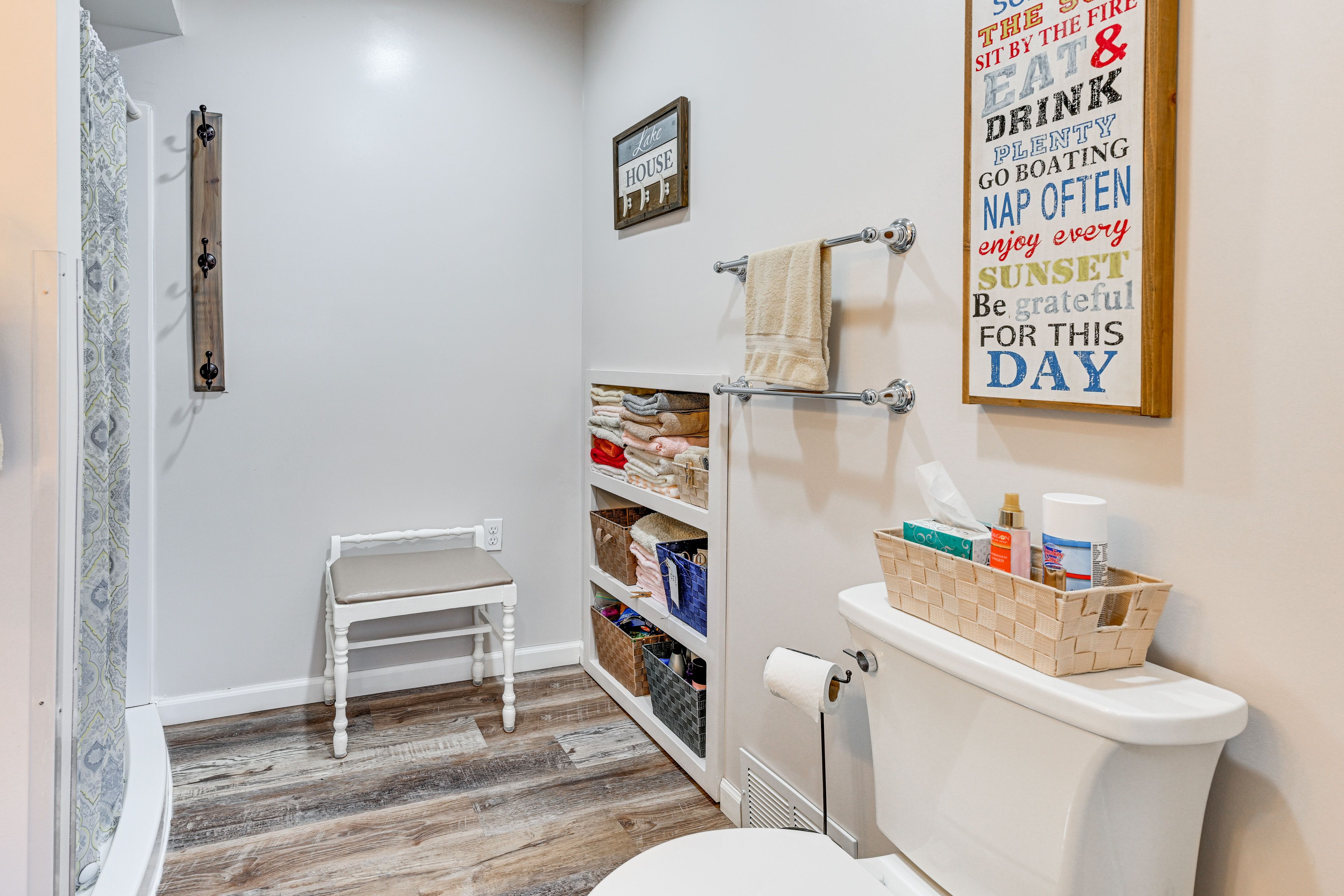Full Bathroom | 2nd Floor | Complimentary Toiletries | Hair Dryer