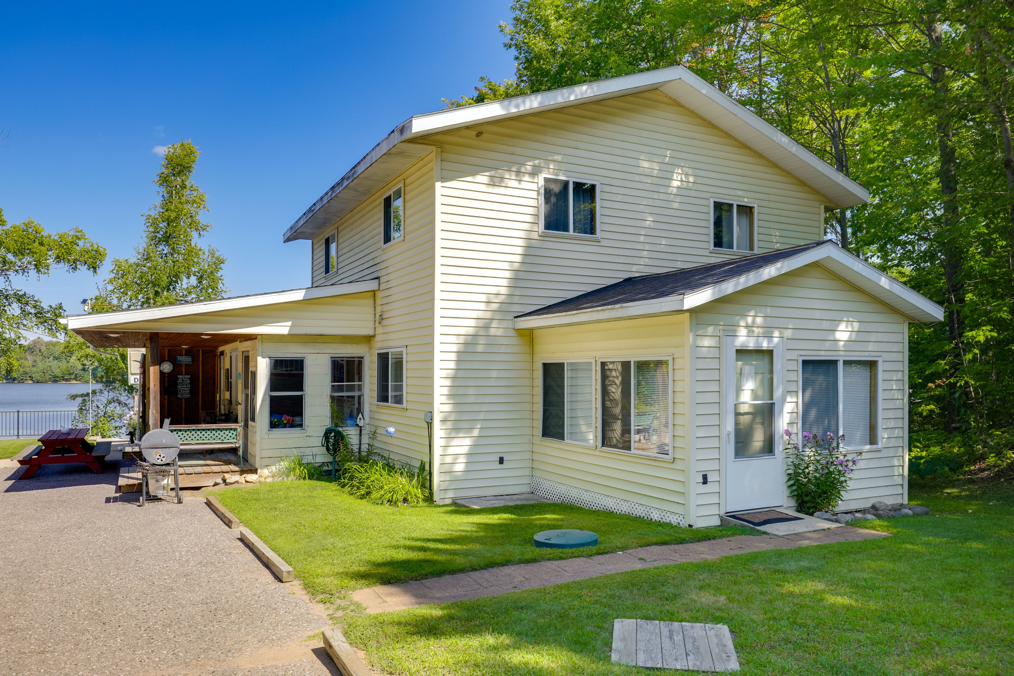 Parking | Driveway (5 Vehicles) | Trailer Parking Allowed On-Site