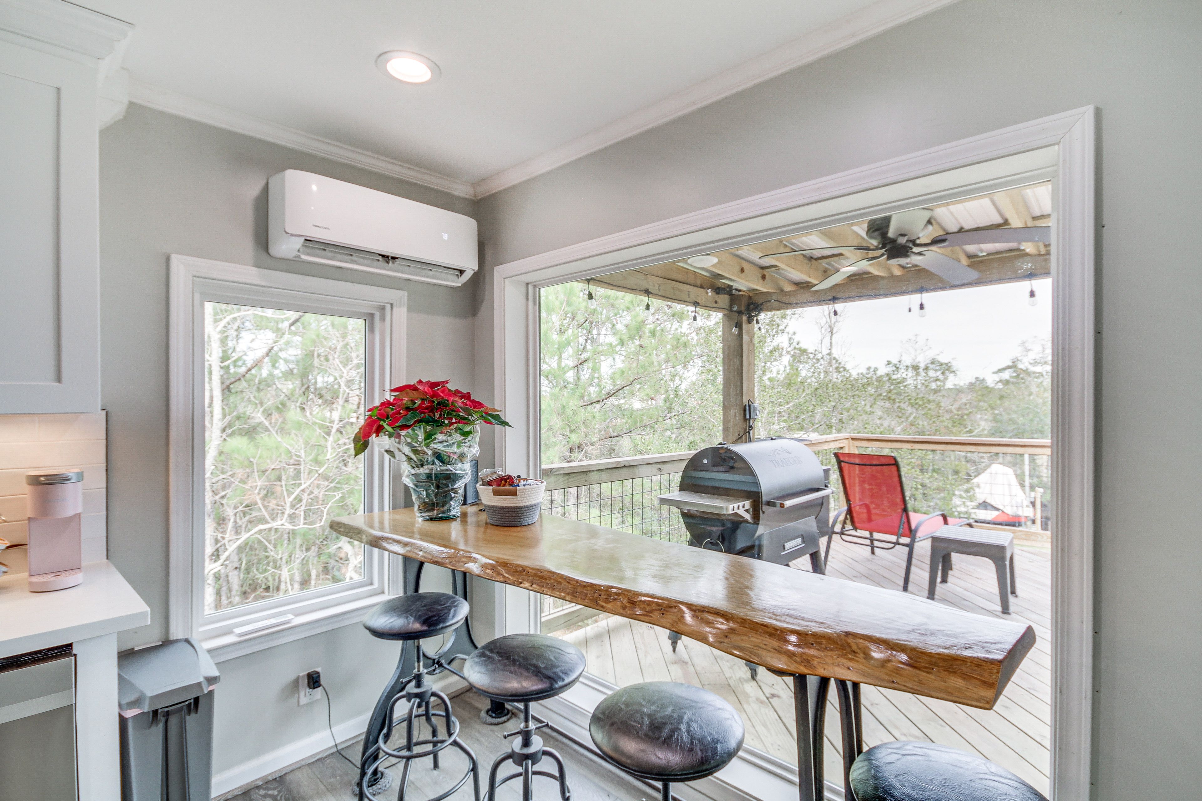 Dining Area | Dishware & Flatware Provided