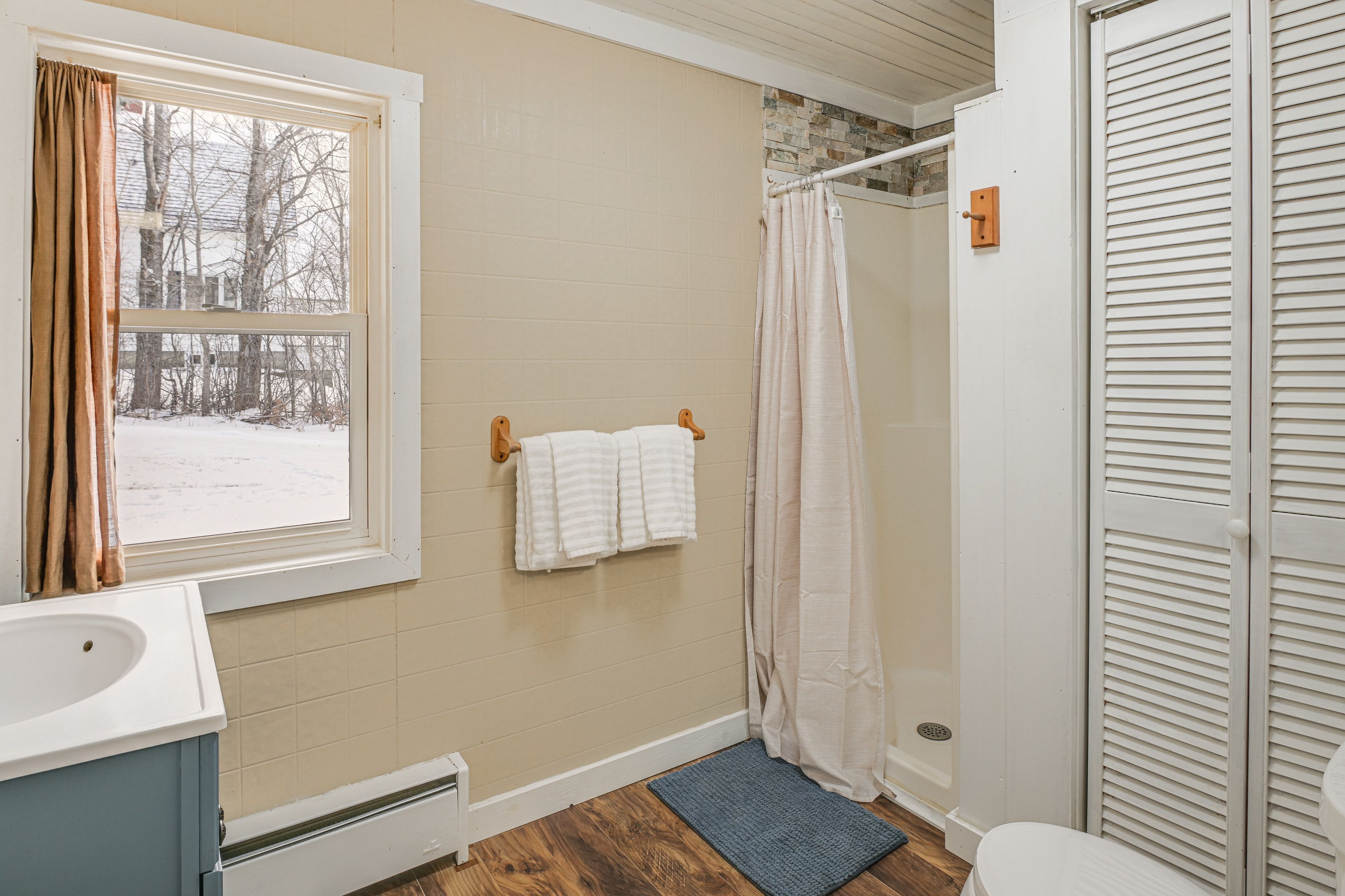 Full Bathroom | Towels Provided | Complimentary Toiletries