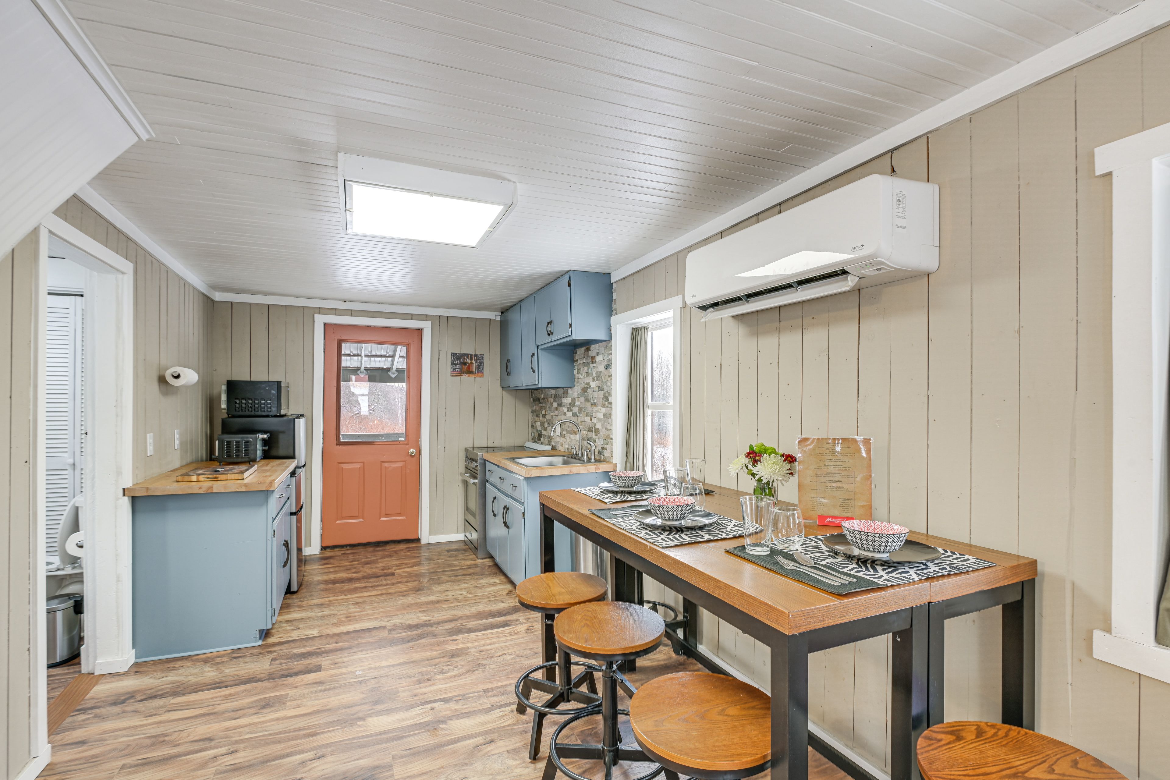 Dining Area | Free WiFi | Central A/C & Heat
