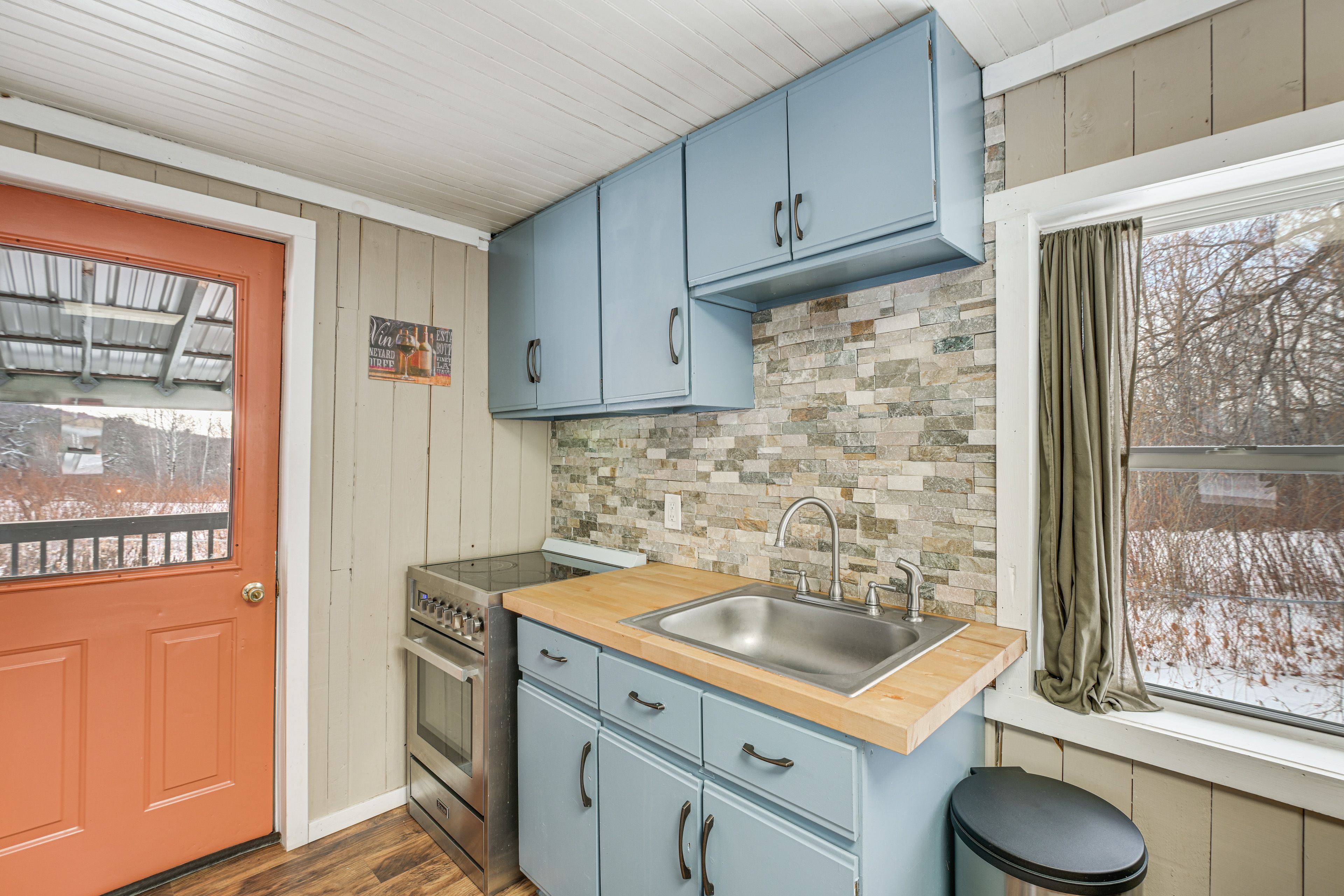 Kitchen | Cooking Basics | Coffee Maker | Paper Towels/Trash Bags Provided