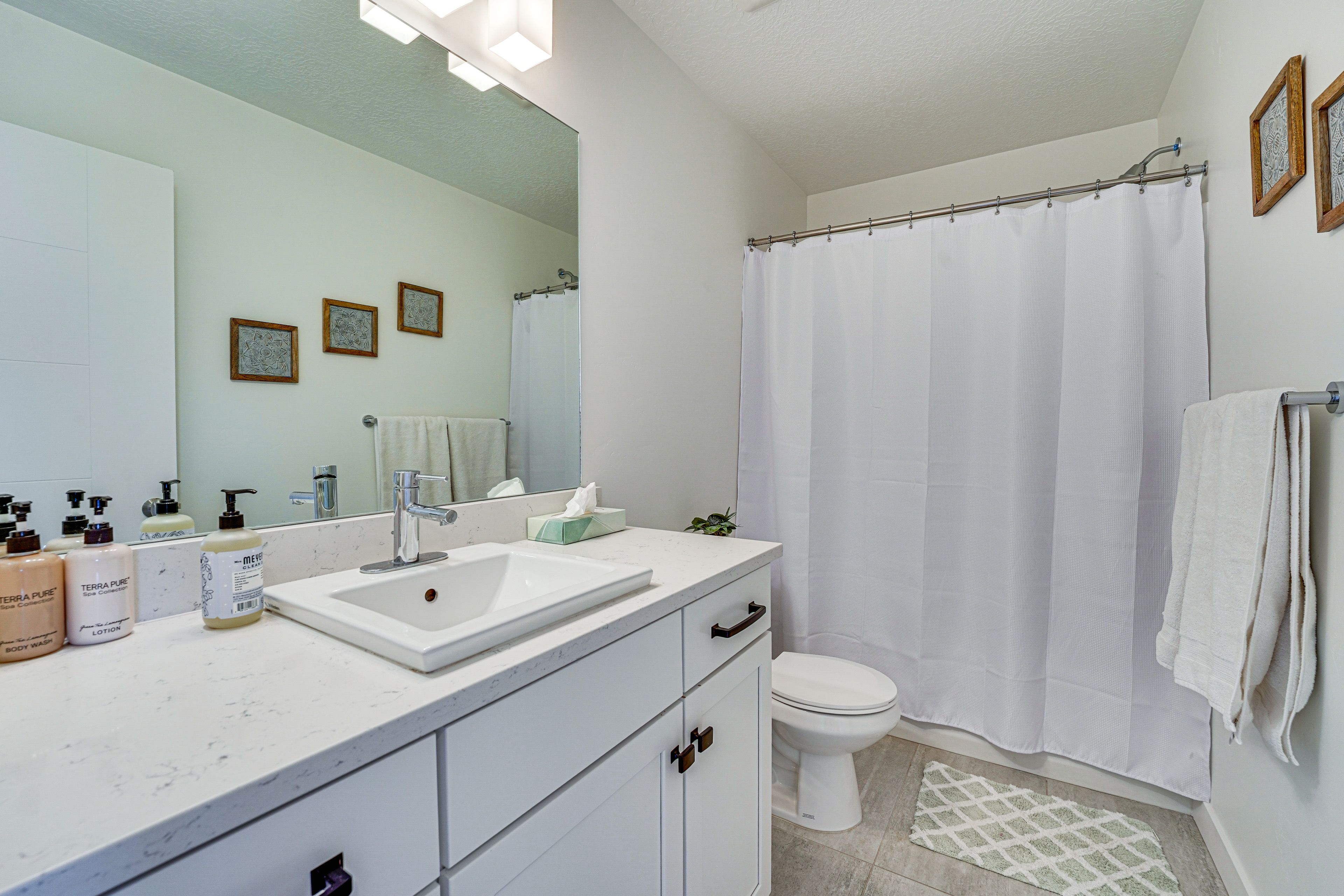 Full Bathroom | 3rd Floor