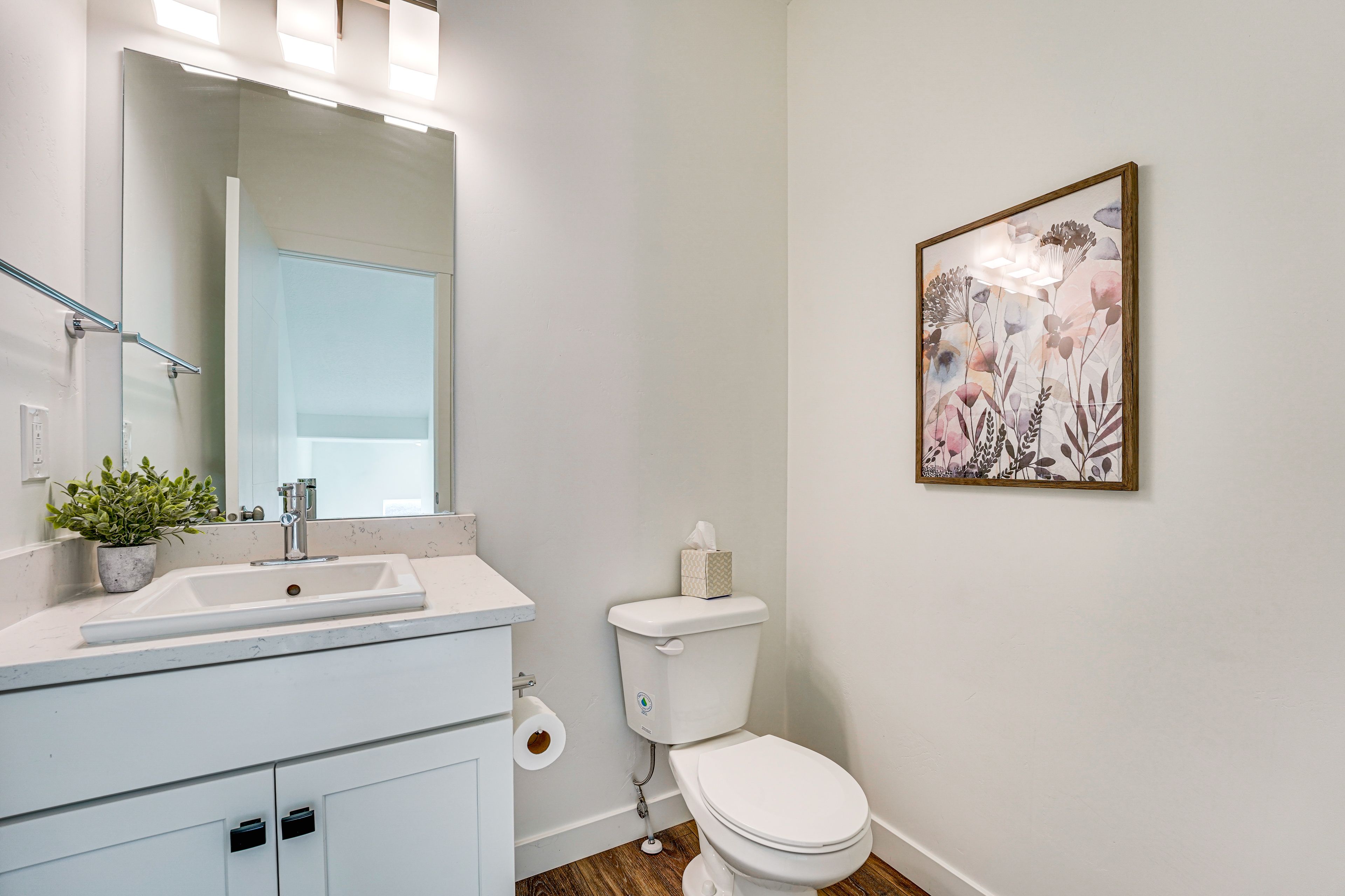 Half Bathroom | 2nd Floor | Towels Provided