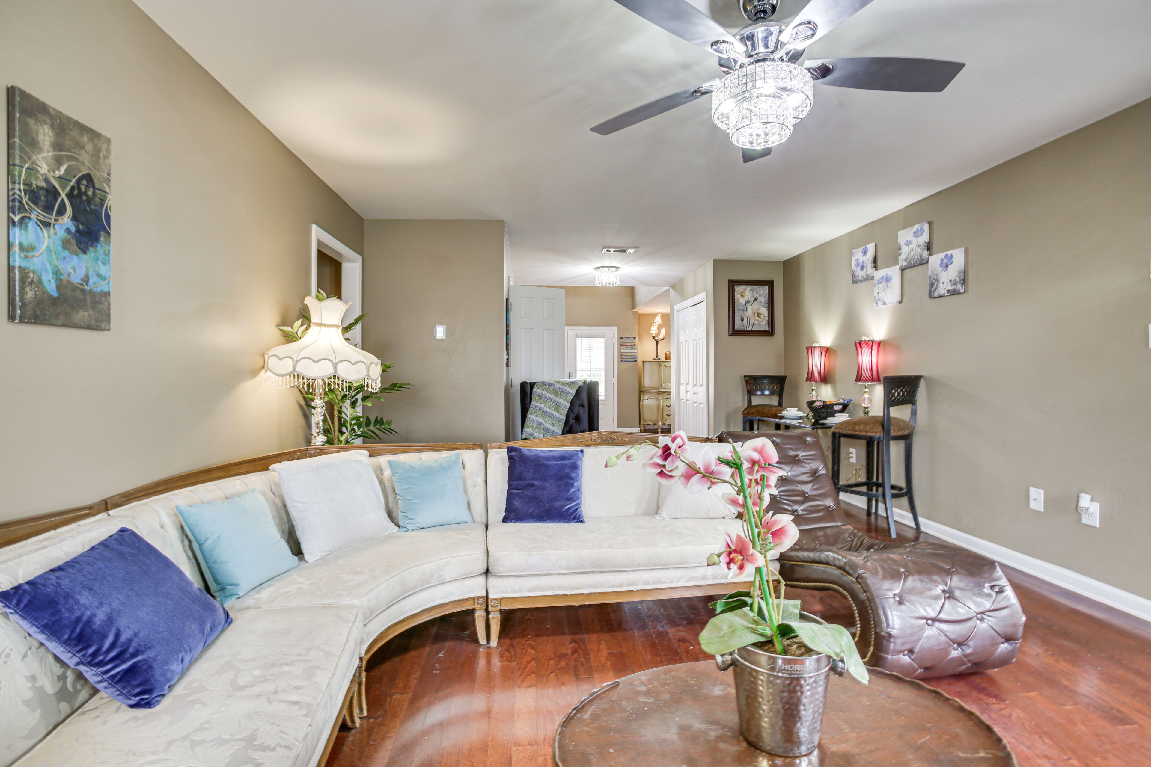 Living Room | 1st Floor | Smart TV | Gas Fireplace | Free WiFi