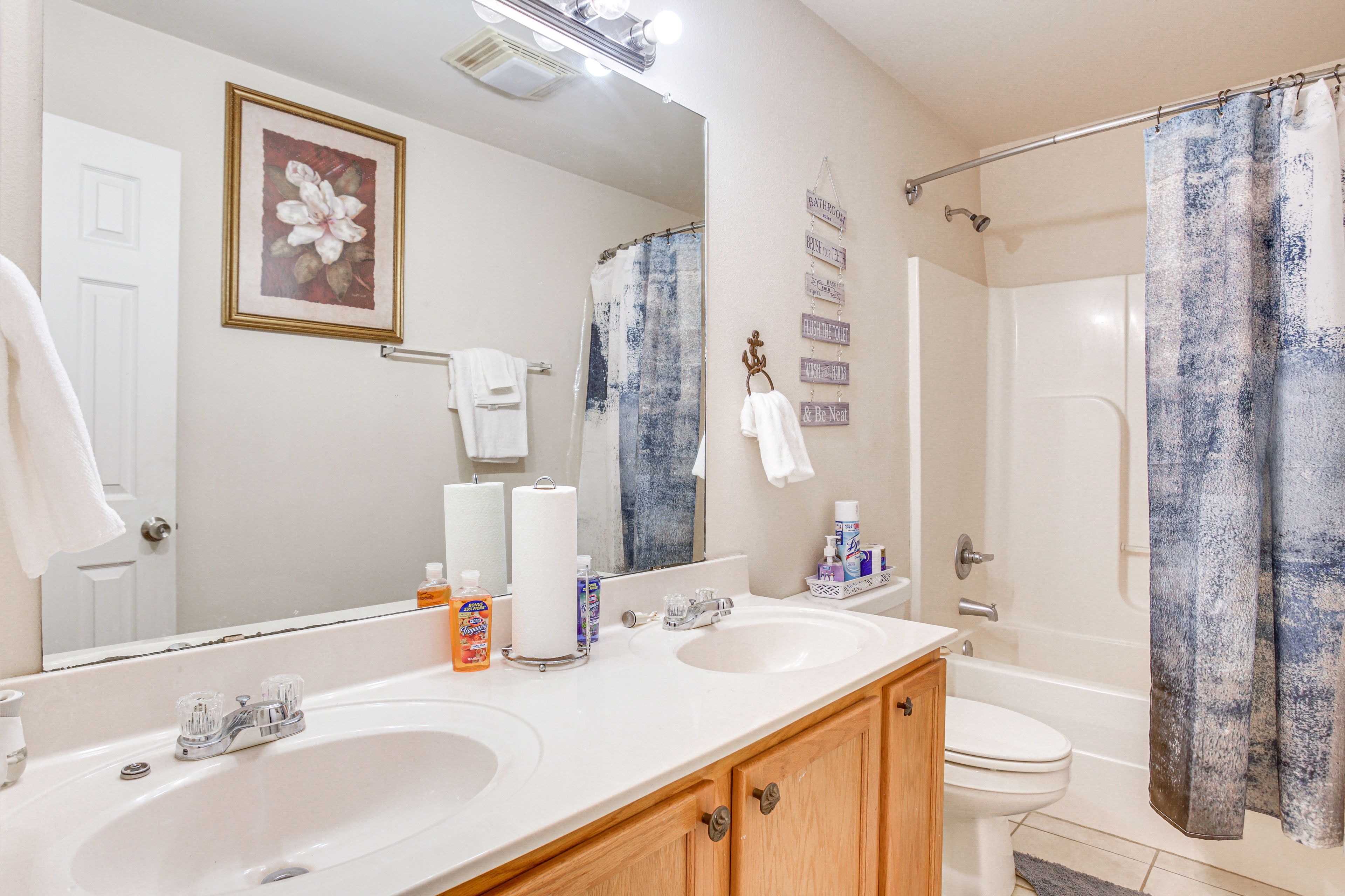 Full Bathroom | 2nd Floor | Complimentary Toiletries