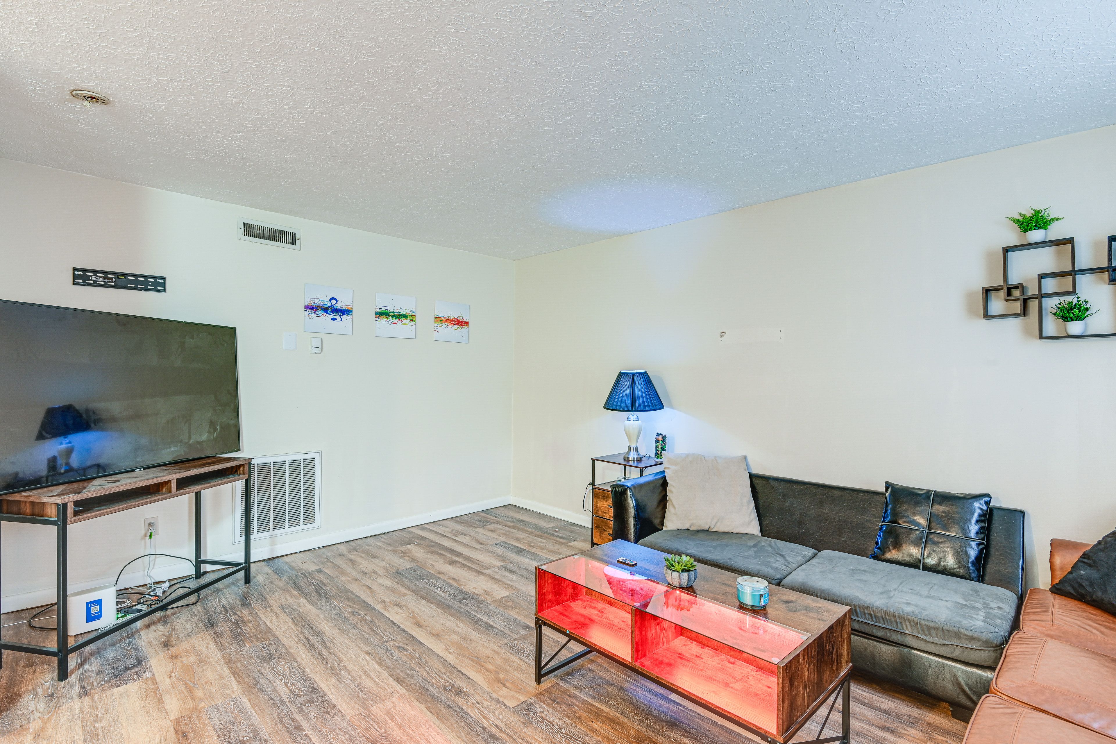 Living Room | Free WiFi | Central A/C & Heat | Smart TV
