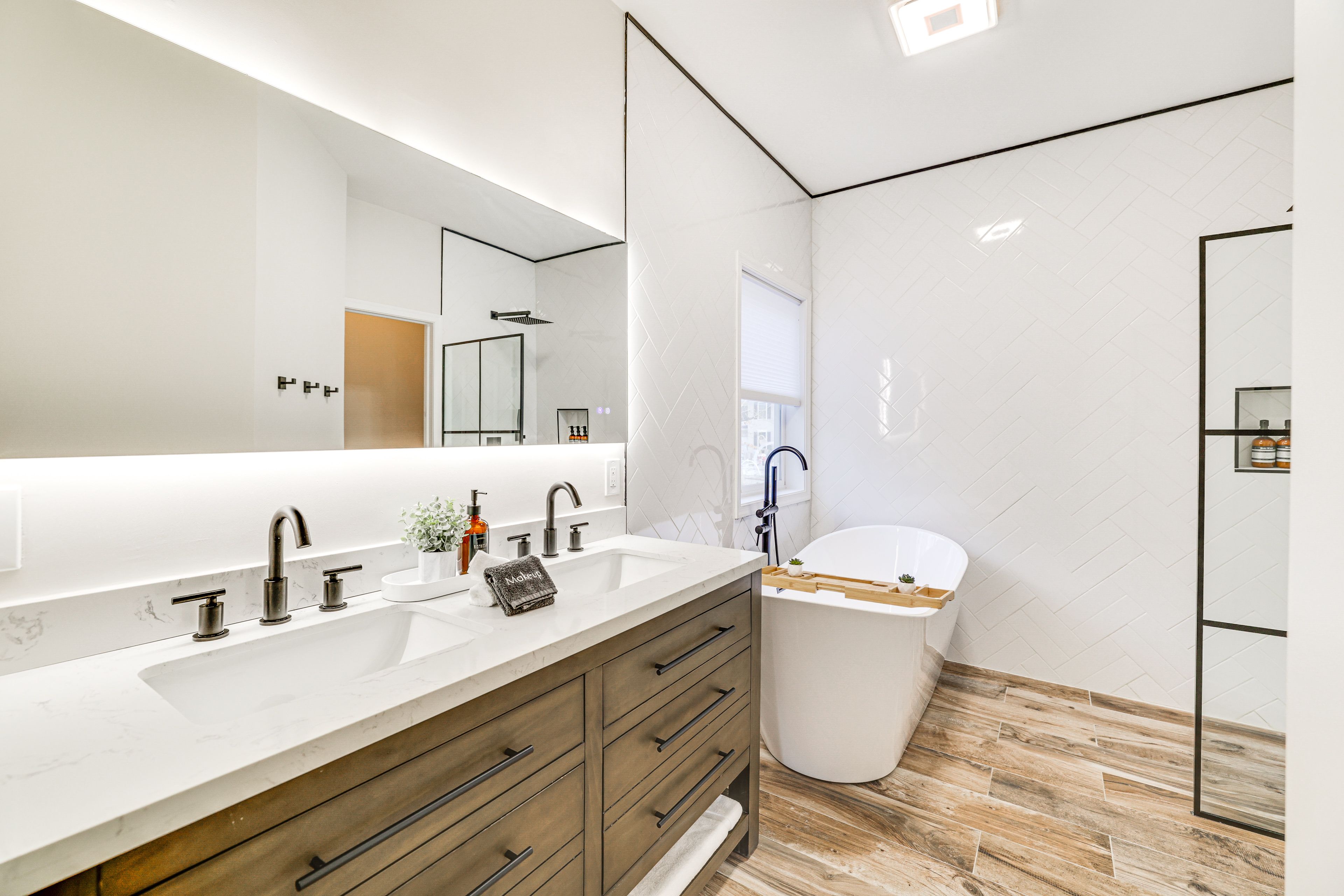 Full Bathroom | Towels Provided | Complimentary Toiletries