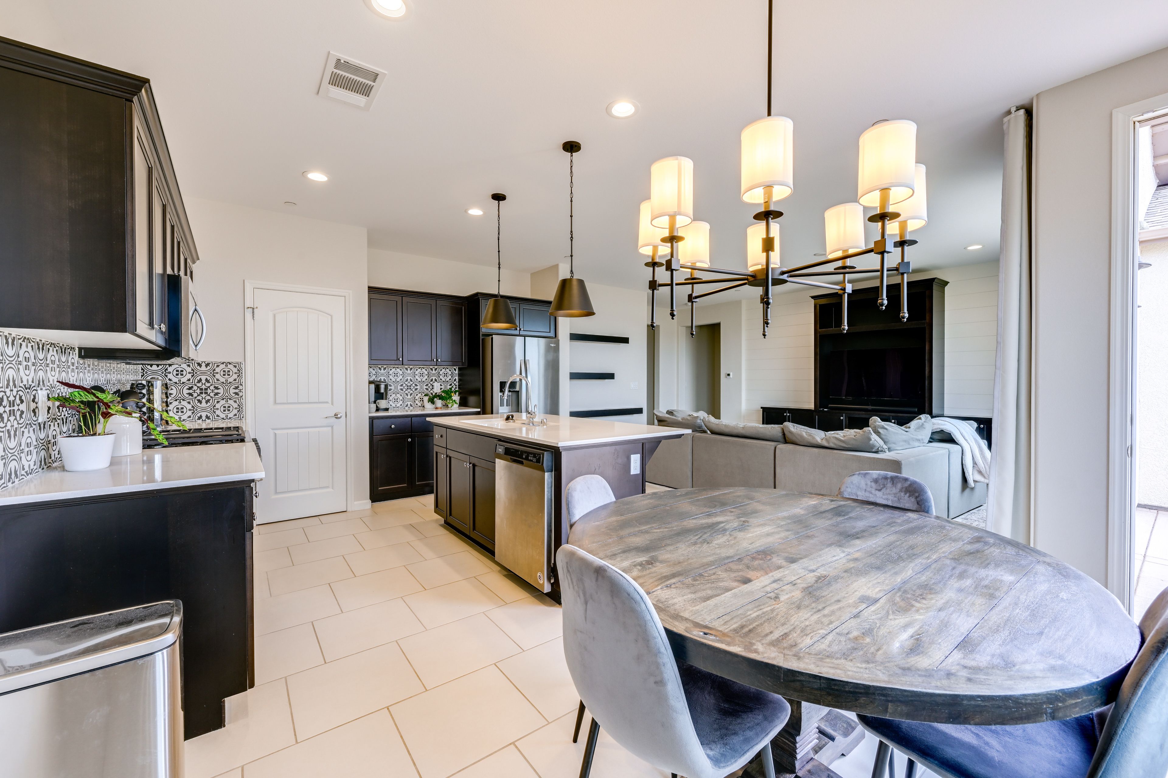 Dining Area | Dishware/Flatware Provided
